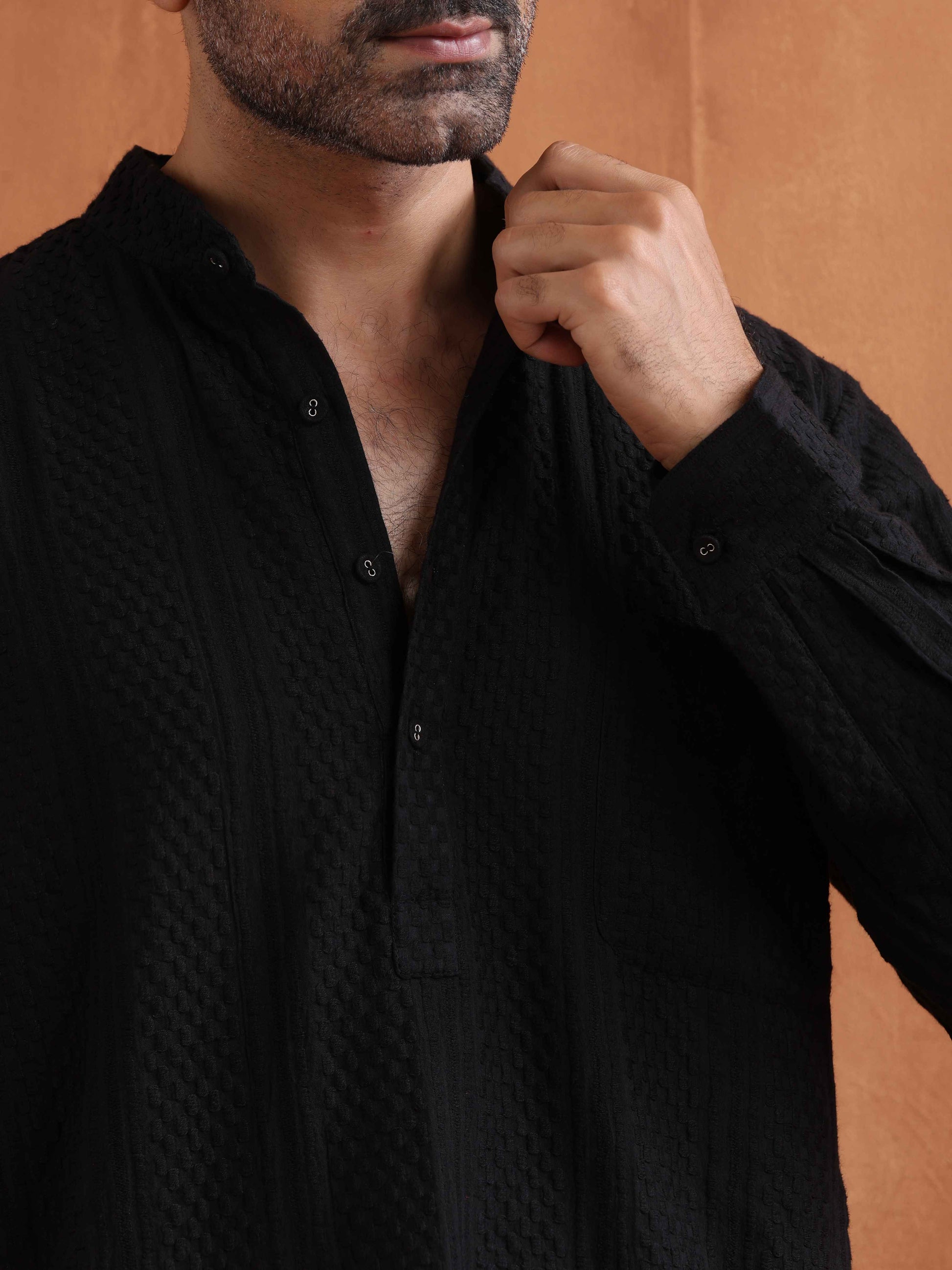 trueBrowns Men's Black Textured Cotton Dobby Short Kurta | Swadesiicart