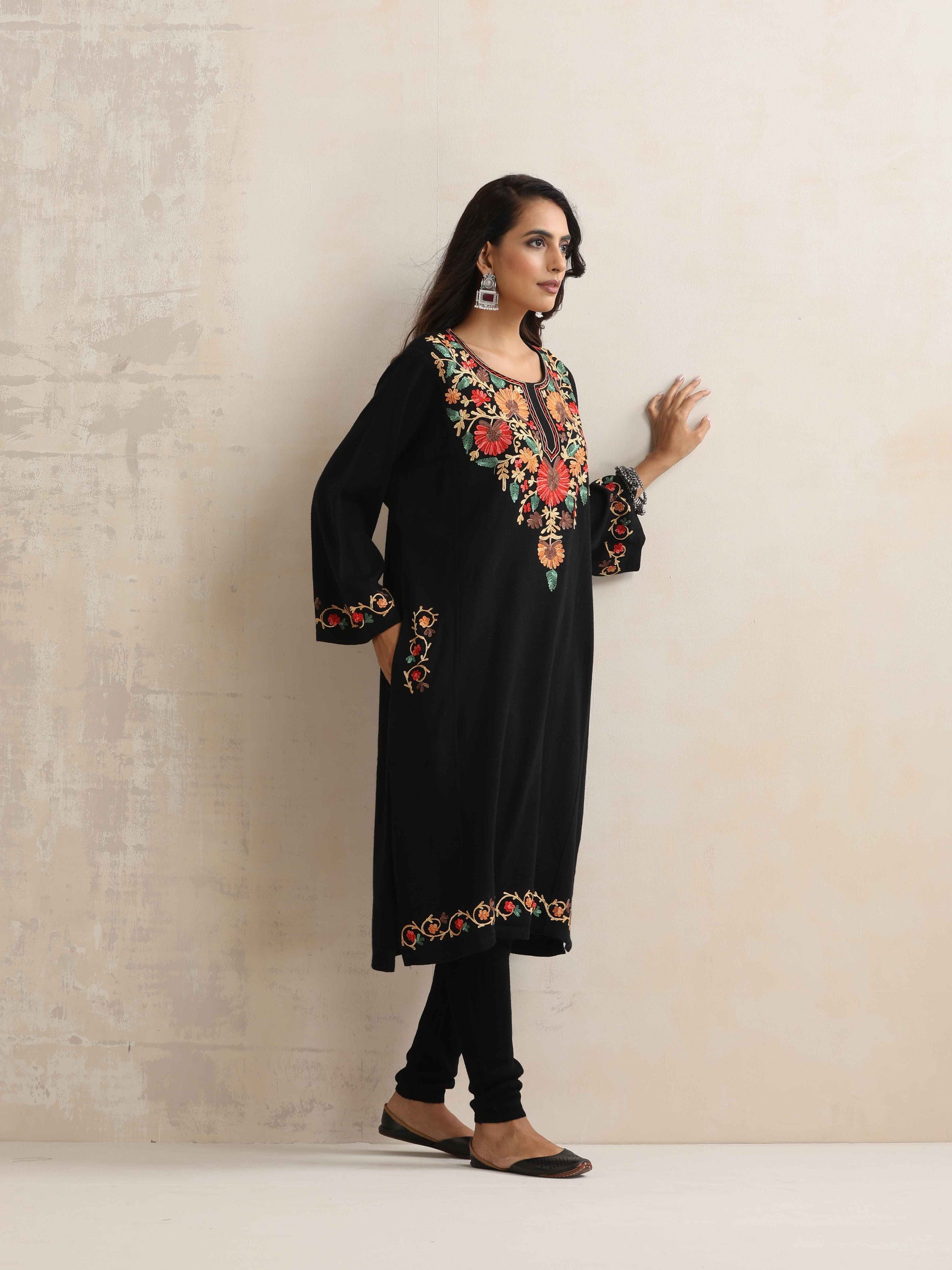 trueBrowns Black Kashmiri Floral Embroidered Woollen Phiran Kurta | Swadesiicart