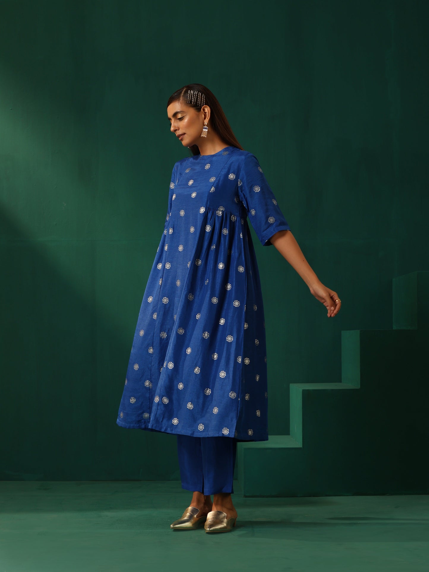 trueBrowns Royal Blue Geometric Floral Viscose Silk Side Gathered Kurta Pant Set | Swadesiicart
