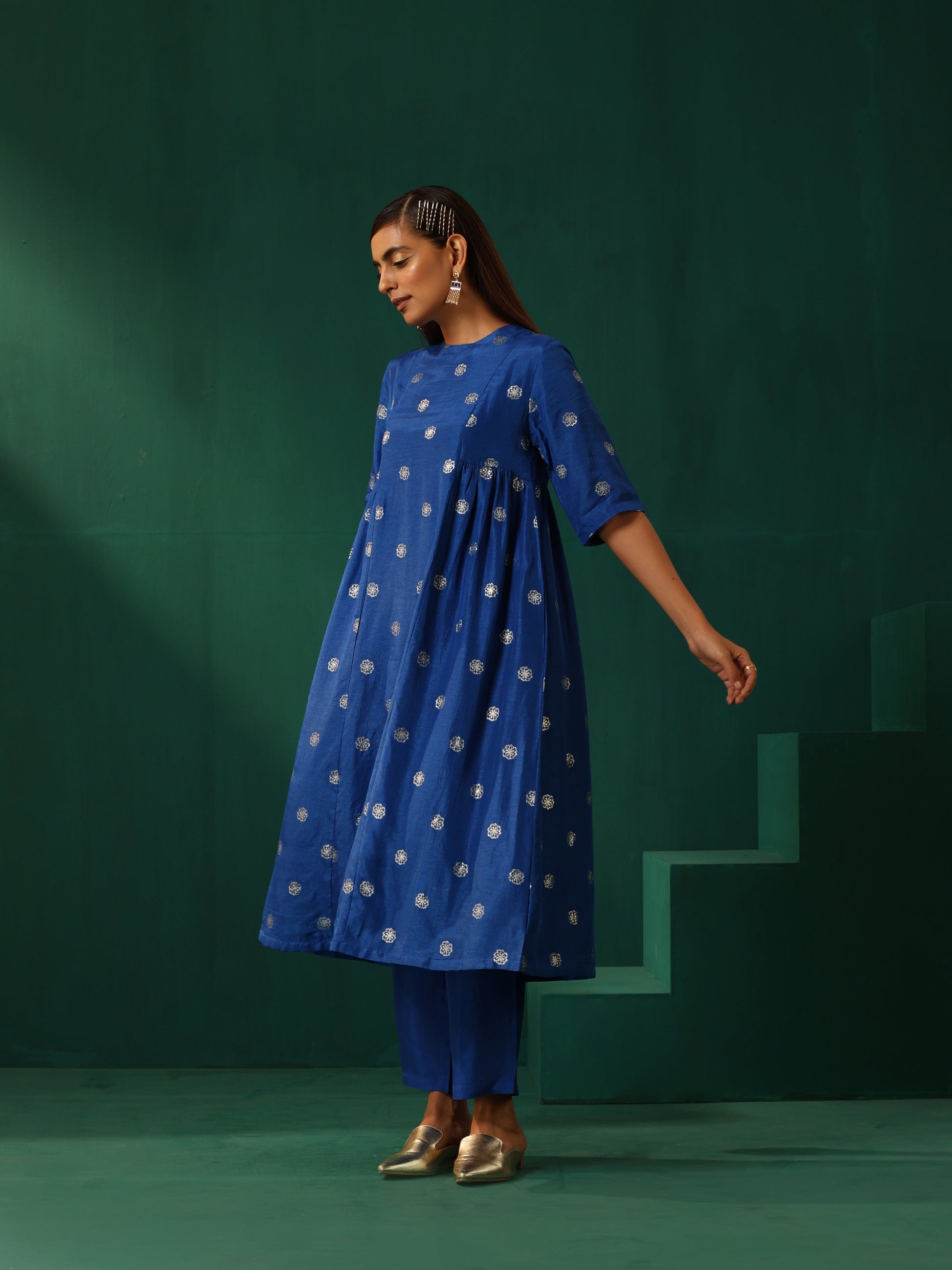 trueBrowns Royal Blue Geometric Floral Viscose Silk Side Gathered Kurta Pant Set | Swadesiicart