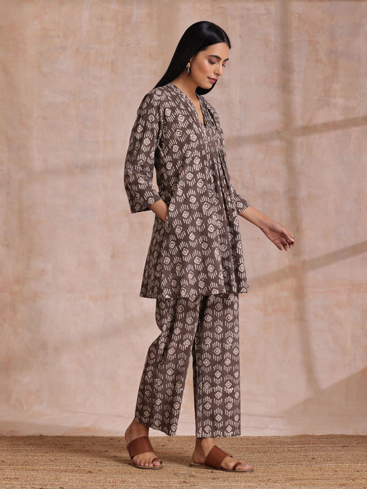 trueBrowns Clay Dabu Geometric Print Cotton Pleated Co-Ord Set - Swadesiicart