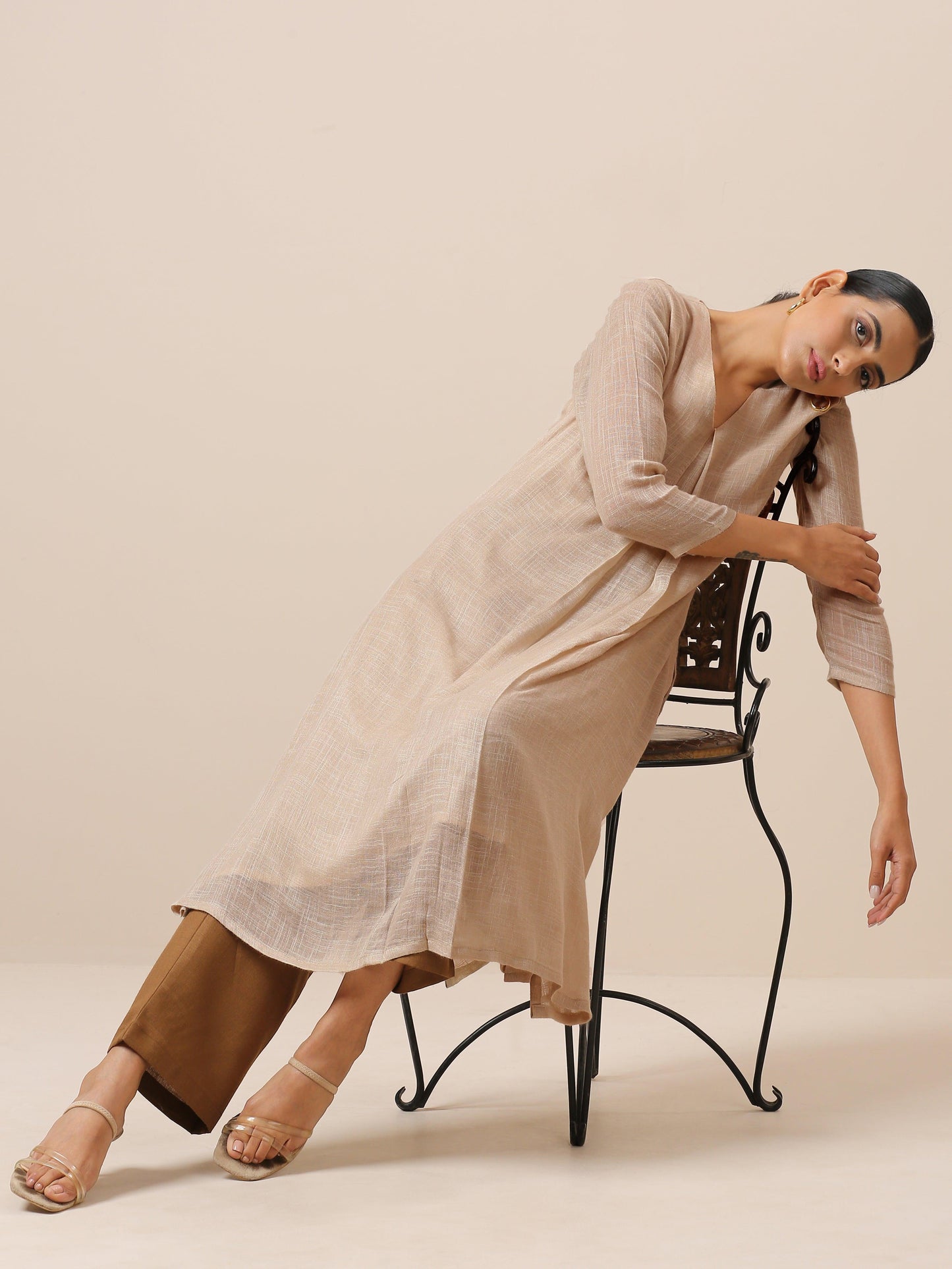 trueBrowns Linen Beige Textured Slit Kurta Pant Set | Swadesiicart