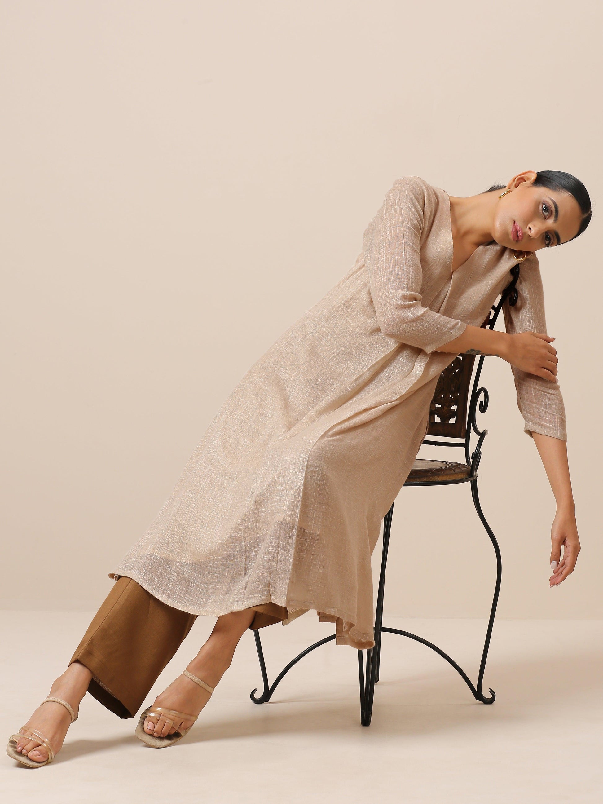 trueBrowns Linen Beige Textured Slit Kurta Pant Set | Swadesiicart