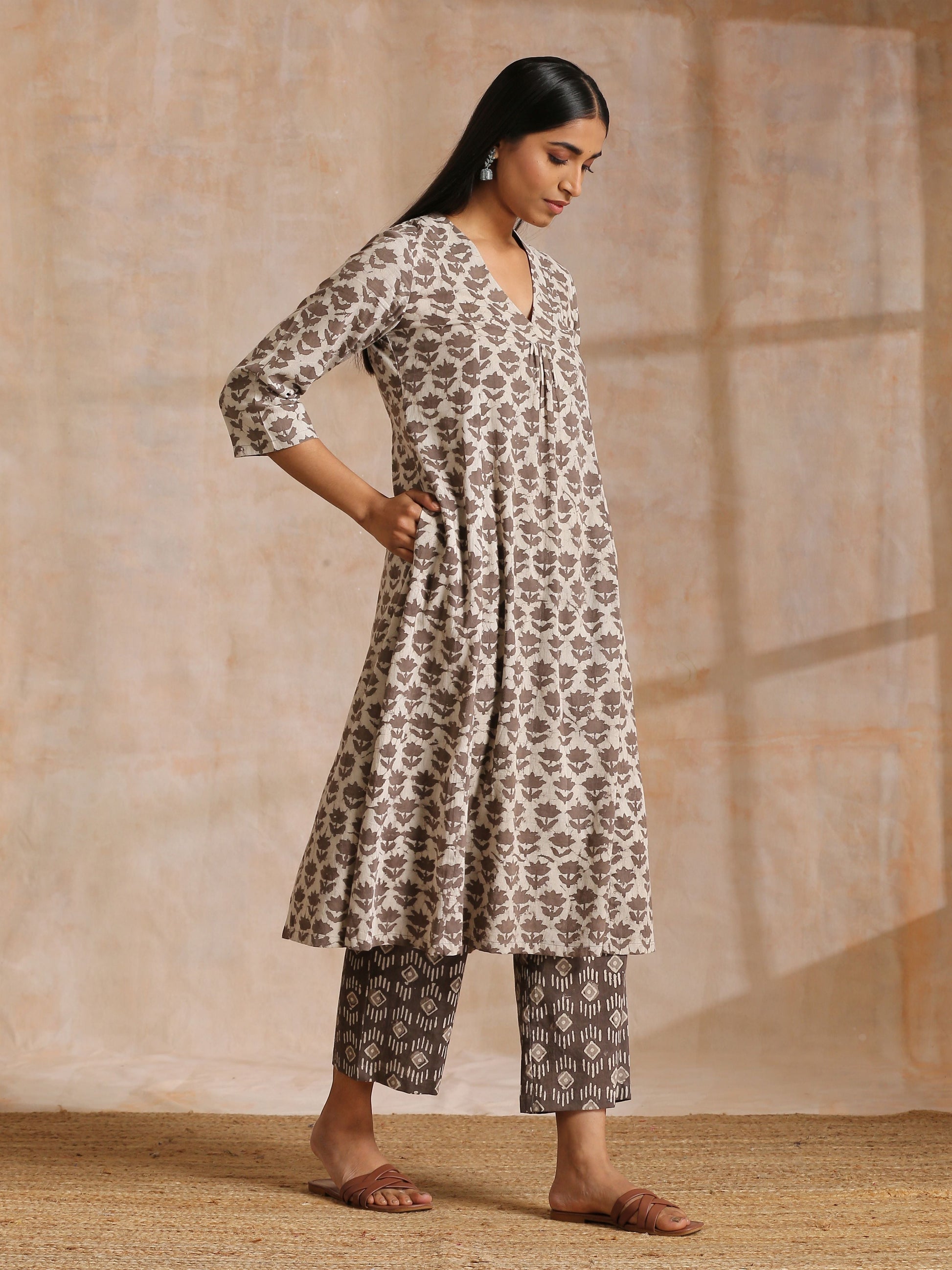 trueBrowns Clay Dabu Buta Print Cotton Front Neck Gathered Kurta Pant Set | Swadesiicart