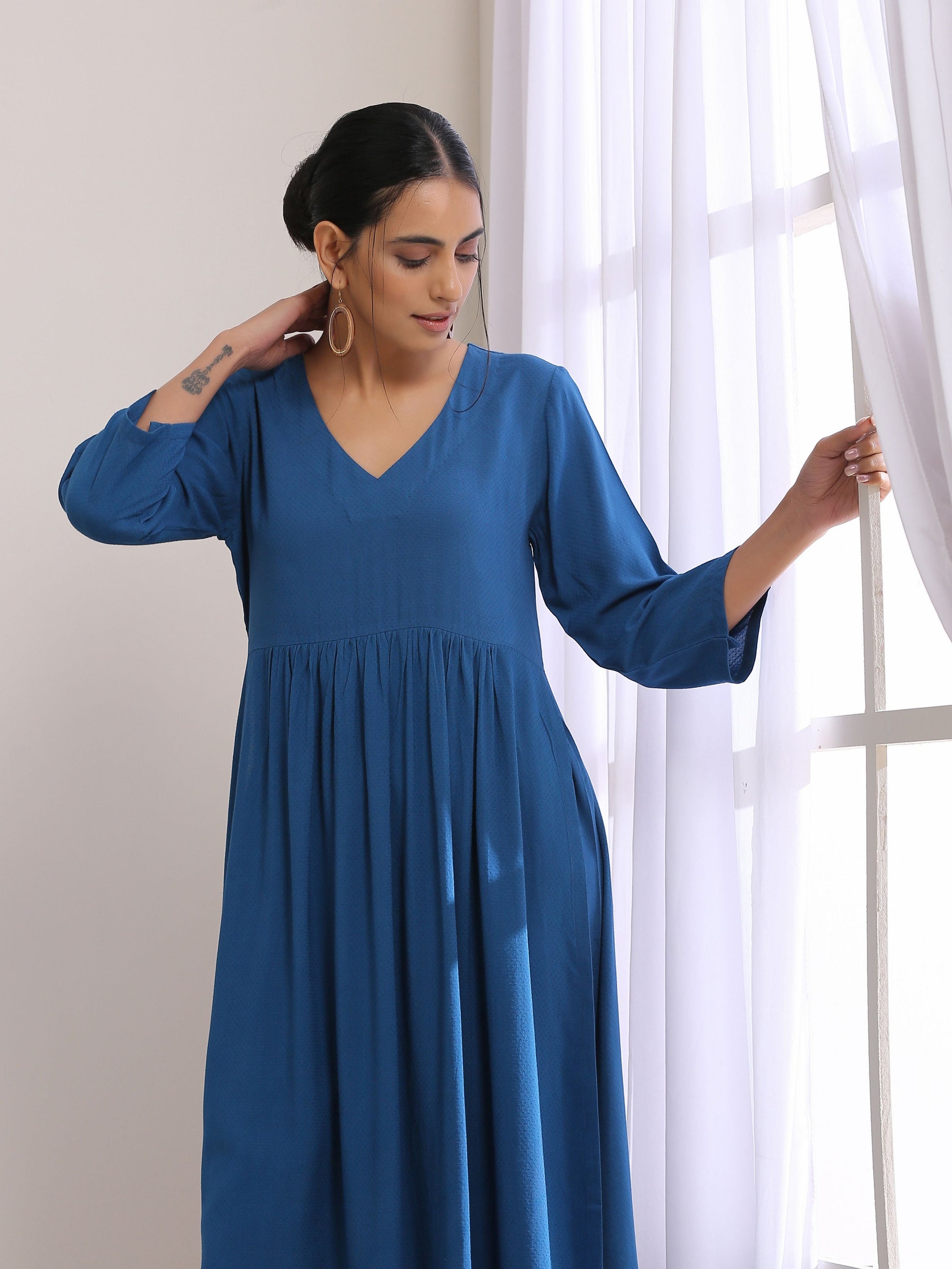 trueBrowns Classic Blue Dobby High Slit Gathered Kurta Set | Swadesiicart