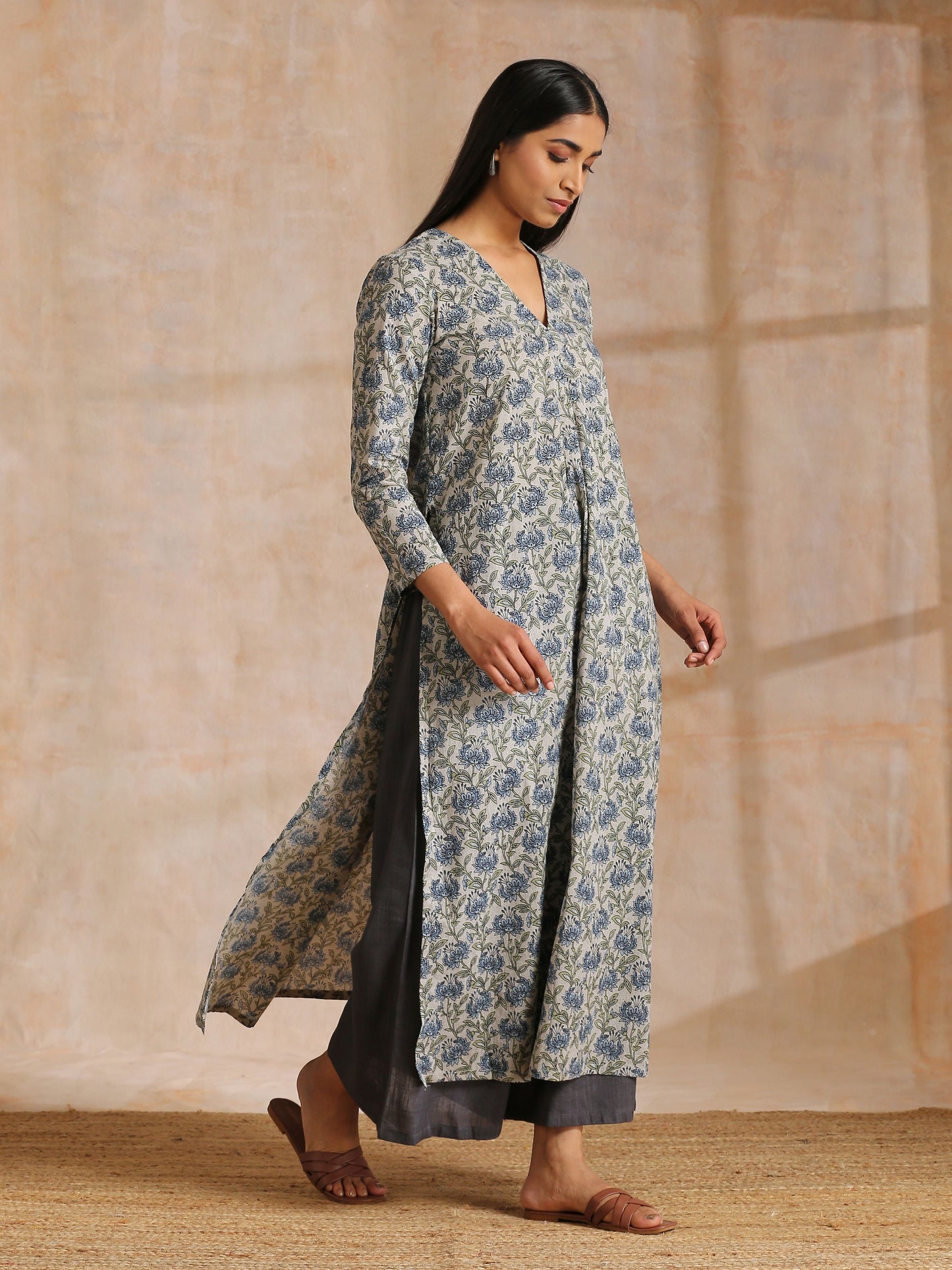 trueBrowns Blue Grey Overall Floral Block On White Print Cotton Kurta Pant Set | Swadesiicart
