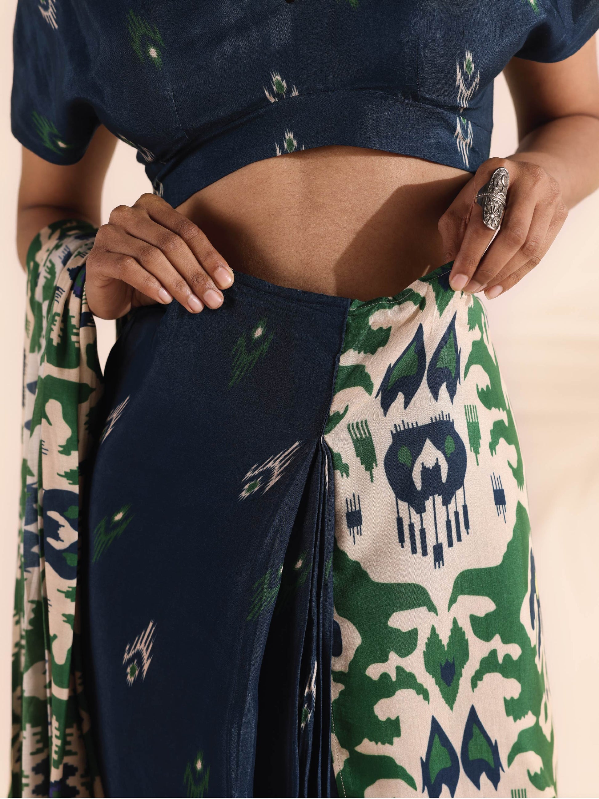 trueBrowns Green Blue Muslin Ikat Saree | Swadesiicart