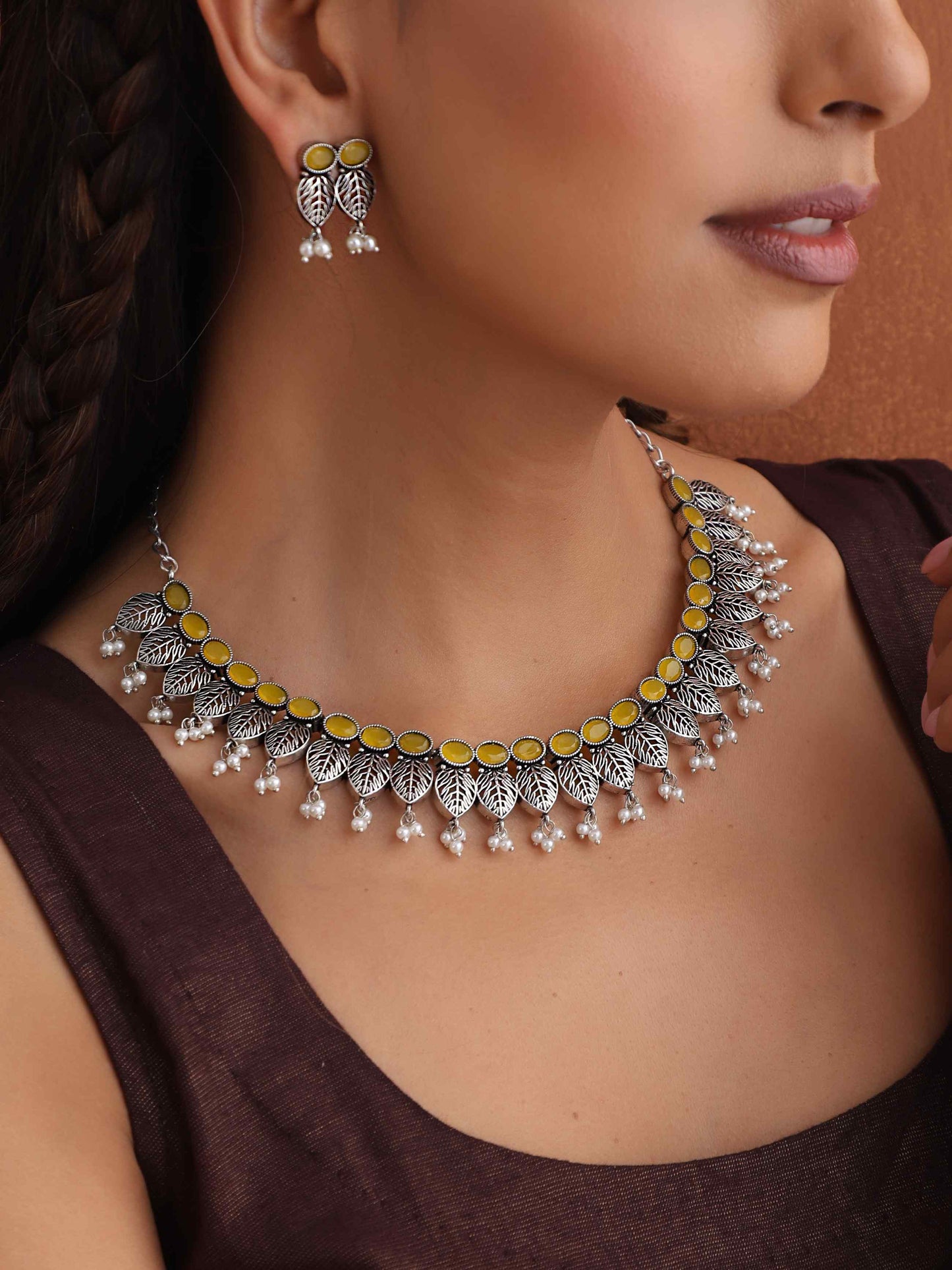 trueBrowns Silver Tone Stone Necklace Set - Swadesiicart