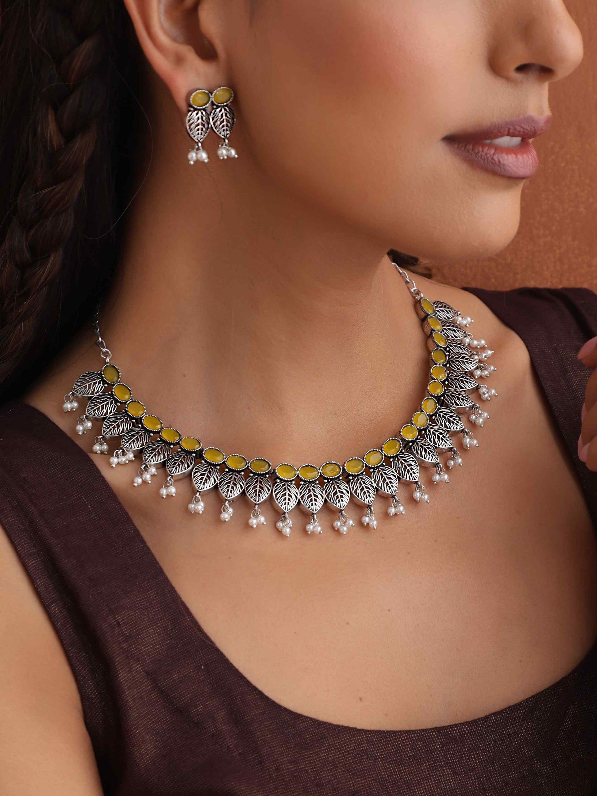 trueBrowns Silver Tone Stone Necklace Set - Swadesiicart