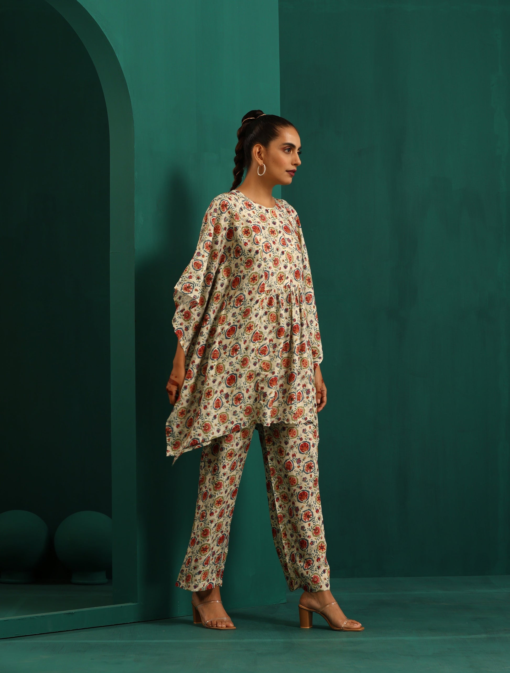 trueBrowns Off white Floral Bunch Muslin Silk Printed Kaftan Gathered Co-ord Set - Swadesiicart