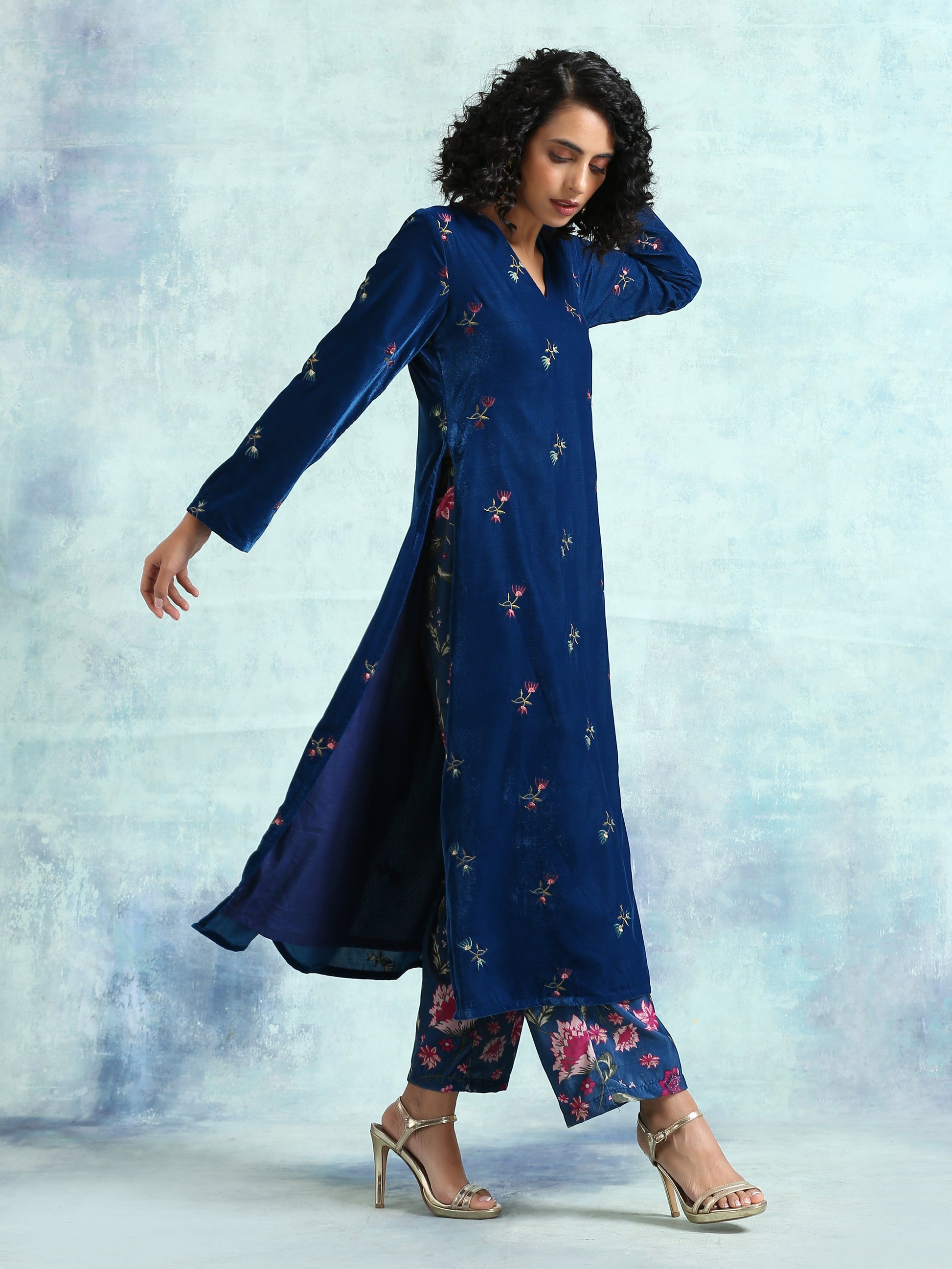 trueBrowns Blue Embroidered Velvet High Slit Kurta | Swadesiicart