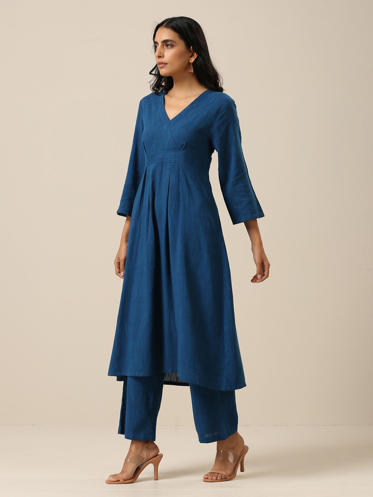 trueBrowns Classic Blue Slub Texture Overlap Pleat Kurta Pant Set | Swadesiicart