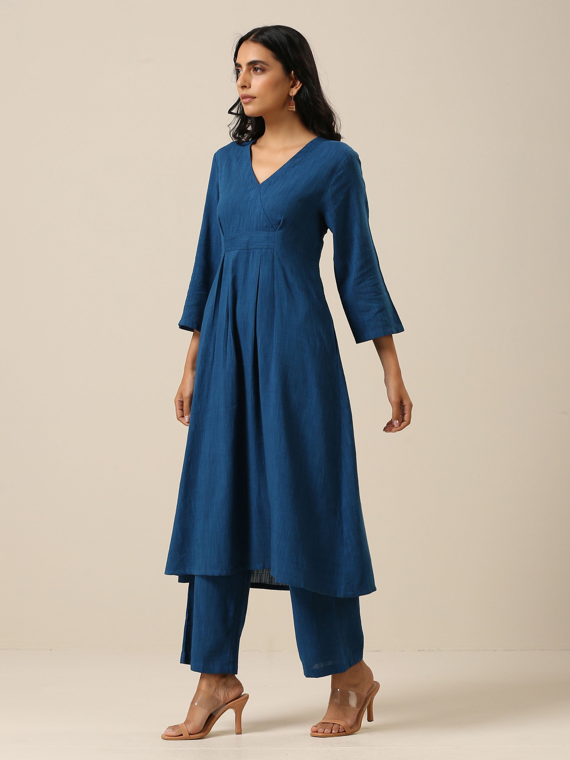 trueBrowns Classic Blue Slub Texture Overlap Pleat Kurta Pant Set | Swadesiicart