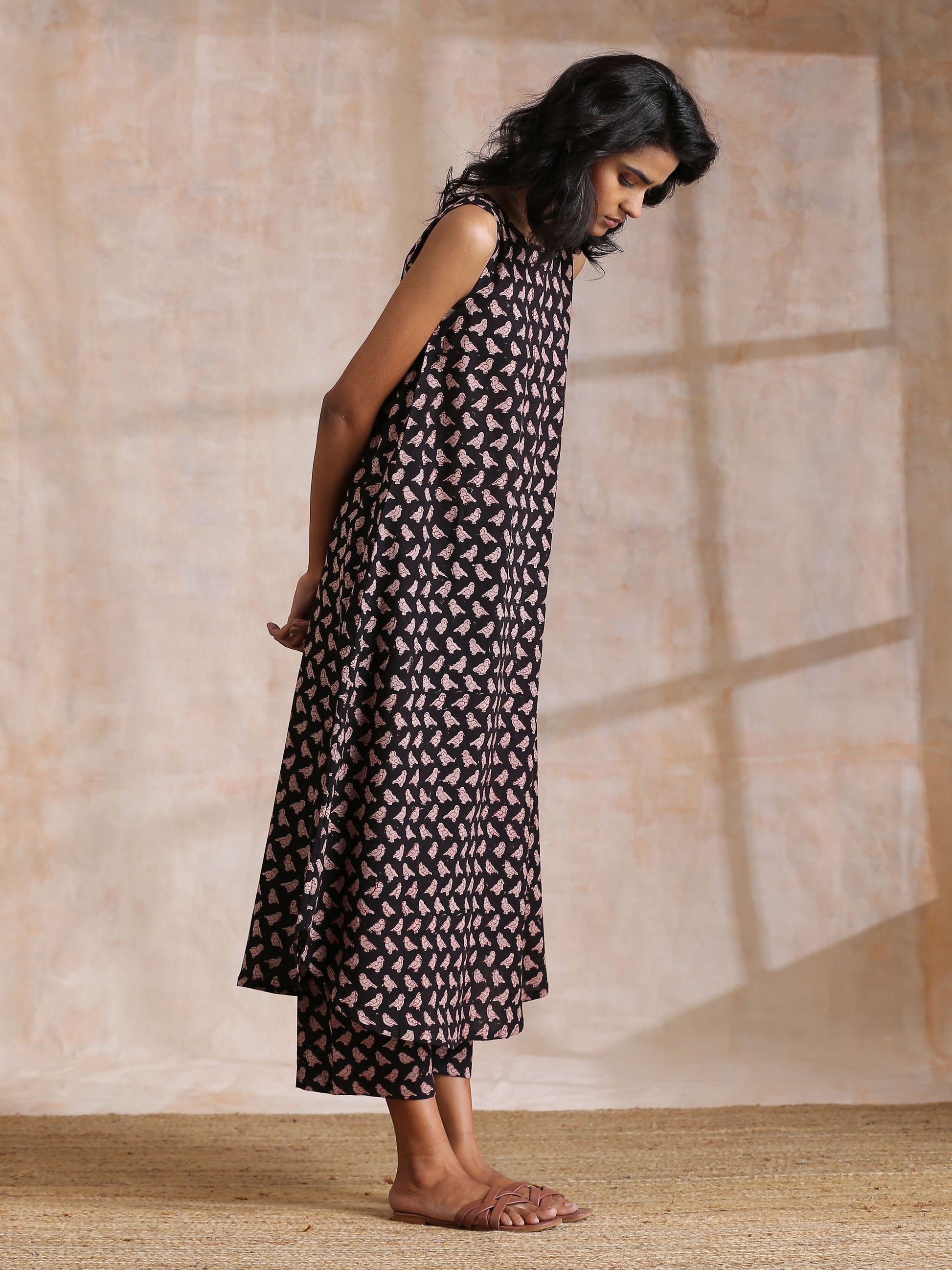 trueBrowns Black Bird Bagru Print Cotton Sleeveless Kurta Pant Set | Swadesiicart