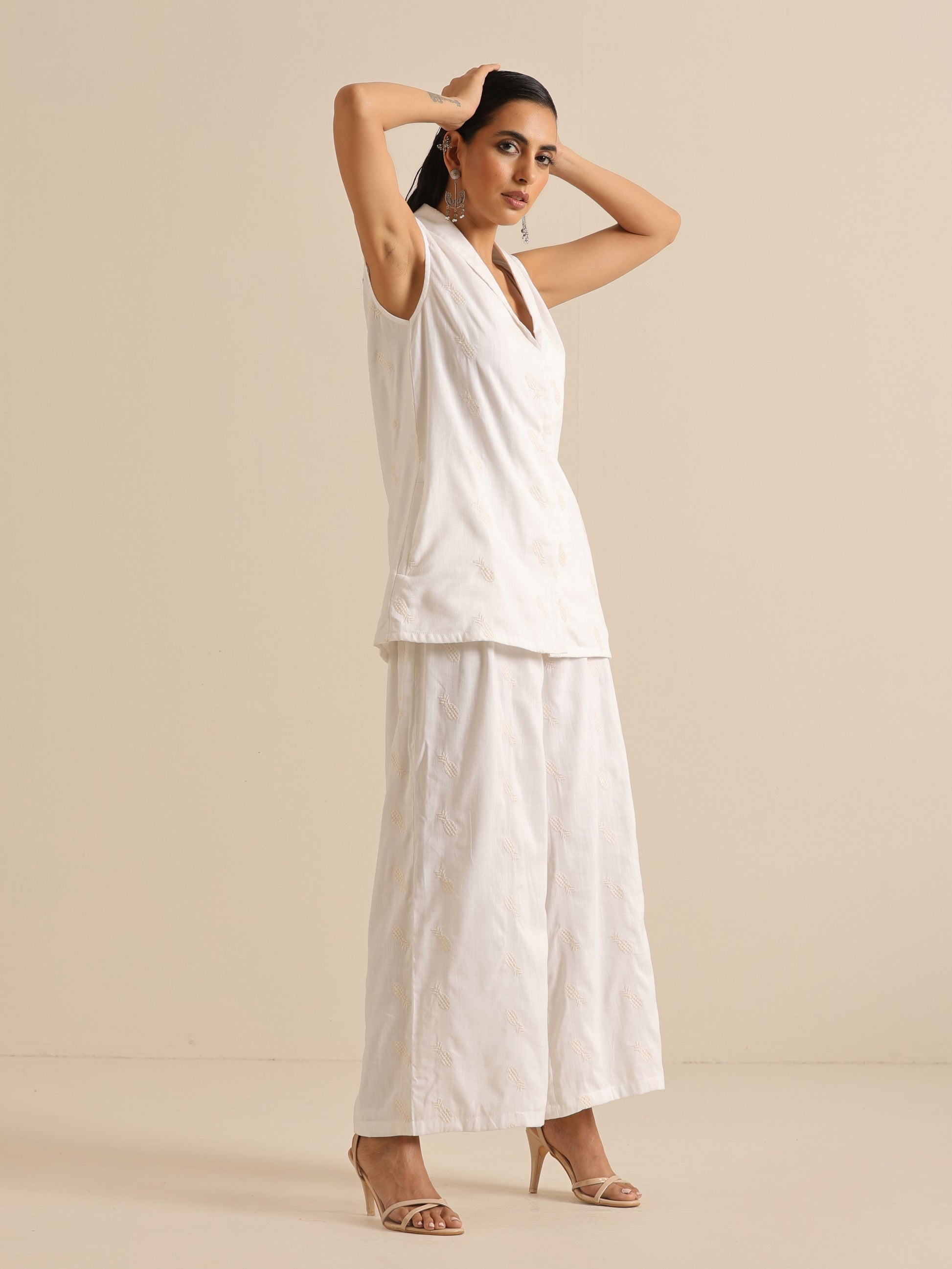 trueBrowns White Pineapple Sleeveless Jacket Pant Set | Swadesiicart