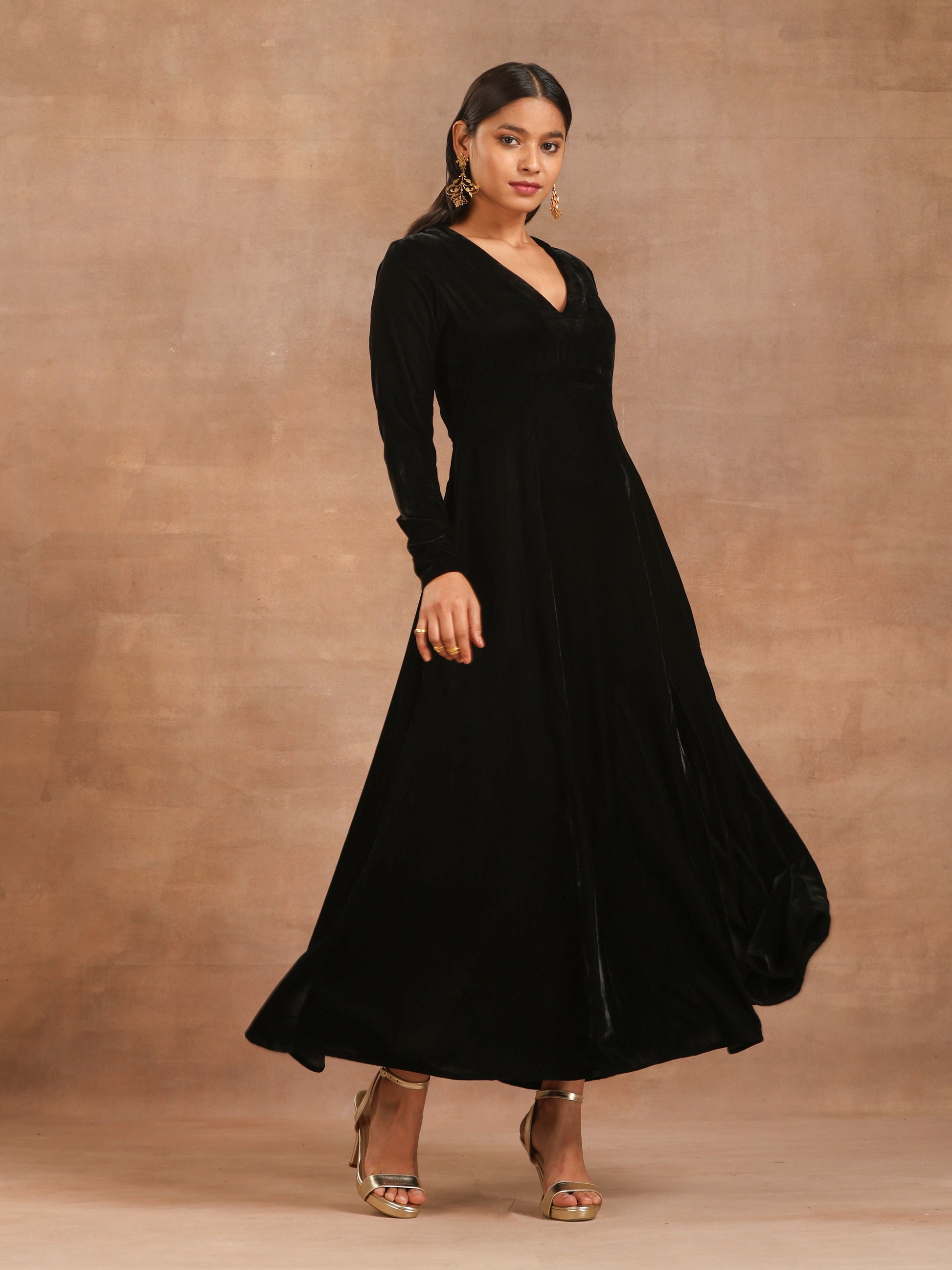 trueBrowns Black Velvet Dress | Swadesiicart