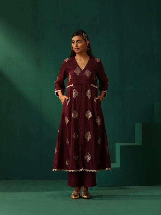 trueBrowns Wine Geometric Viscose Silk V-Neck Front Slit Kurta Pant Set | Swadesiicart