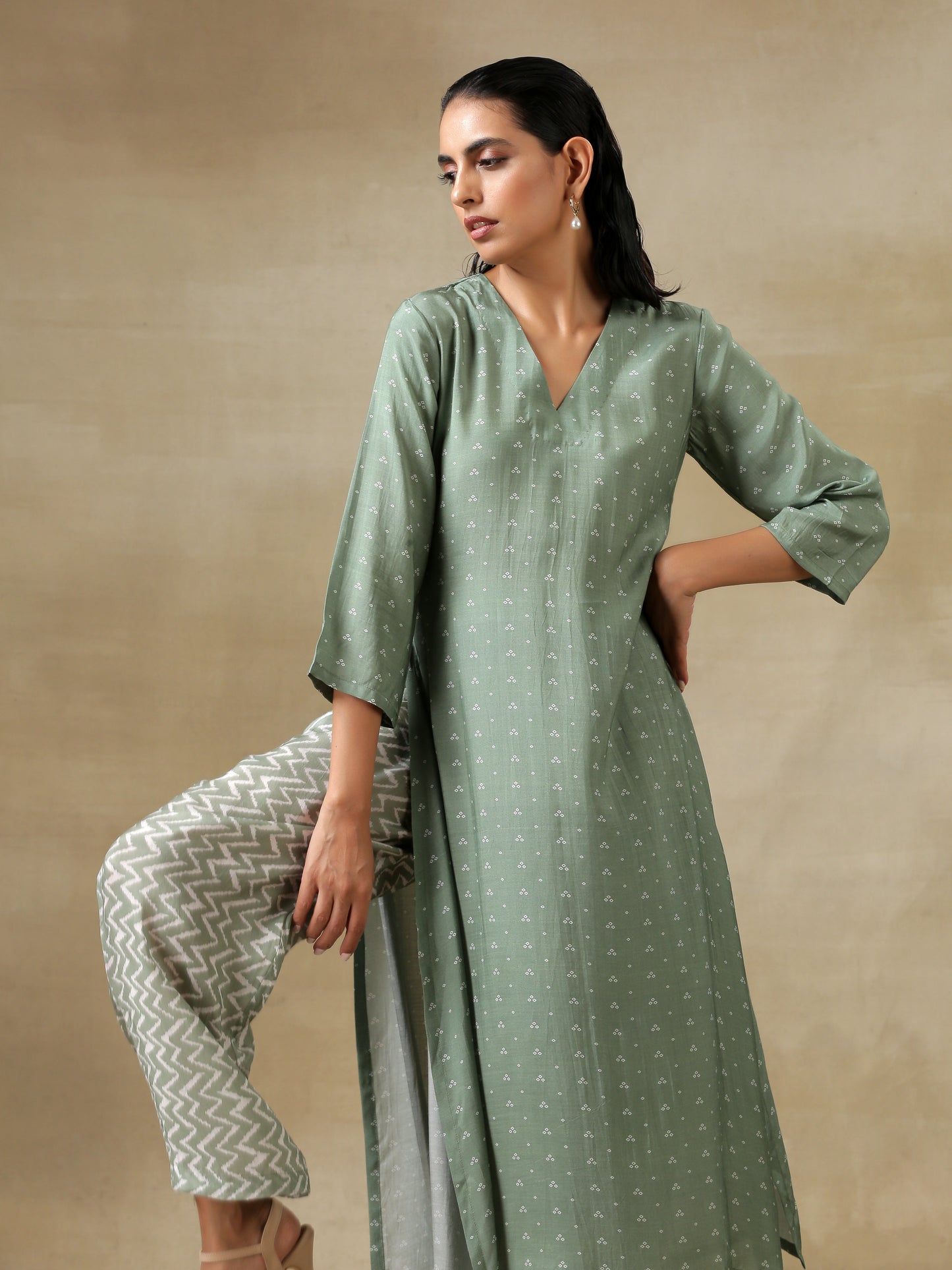 trueBrowns Light Green Bandhani Printed Silk High Slit Kurta Pant Set | Swadesiicart
