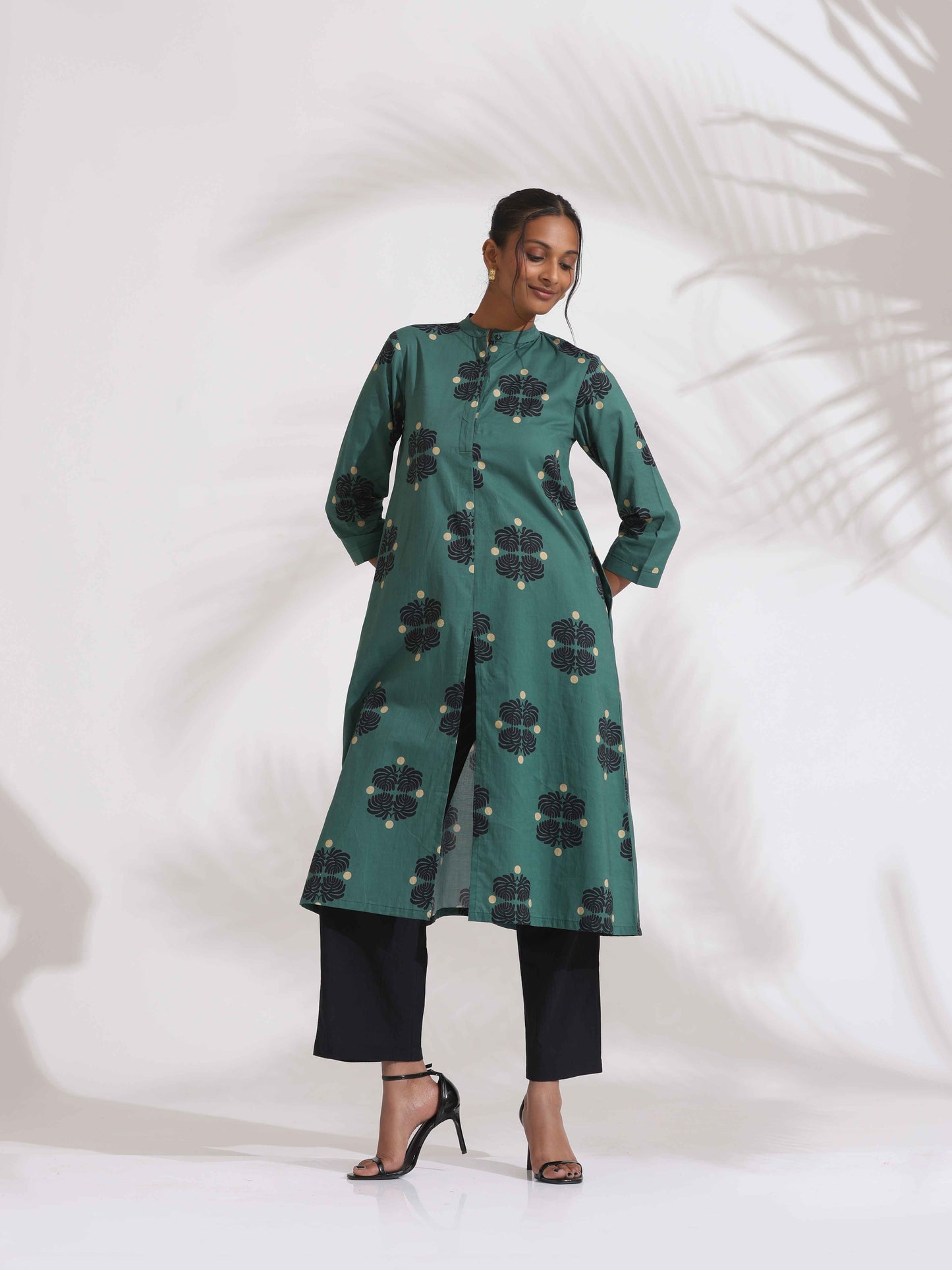 trueBrowns Green Cotton Print Front Slit Kurta Set | Swadesiicart