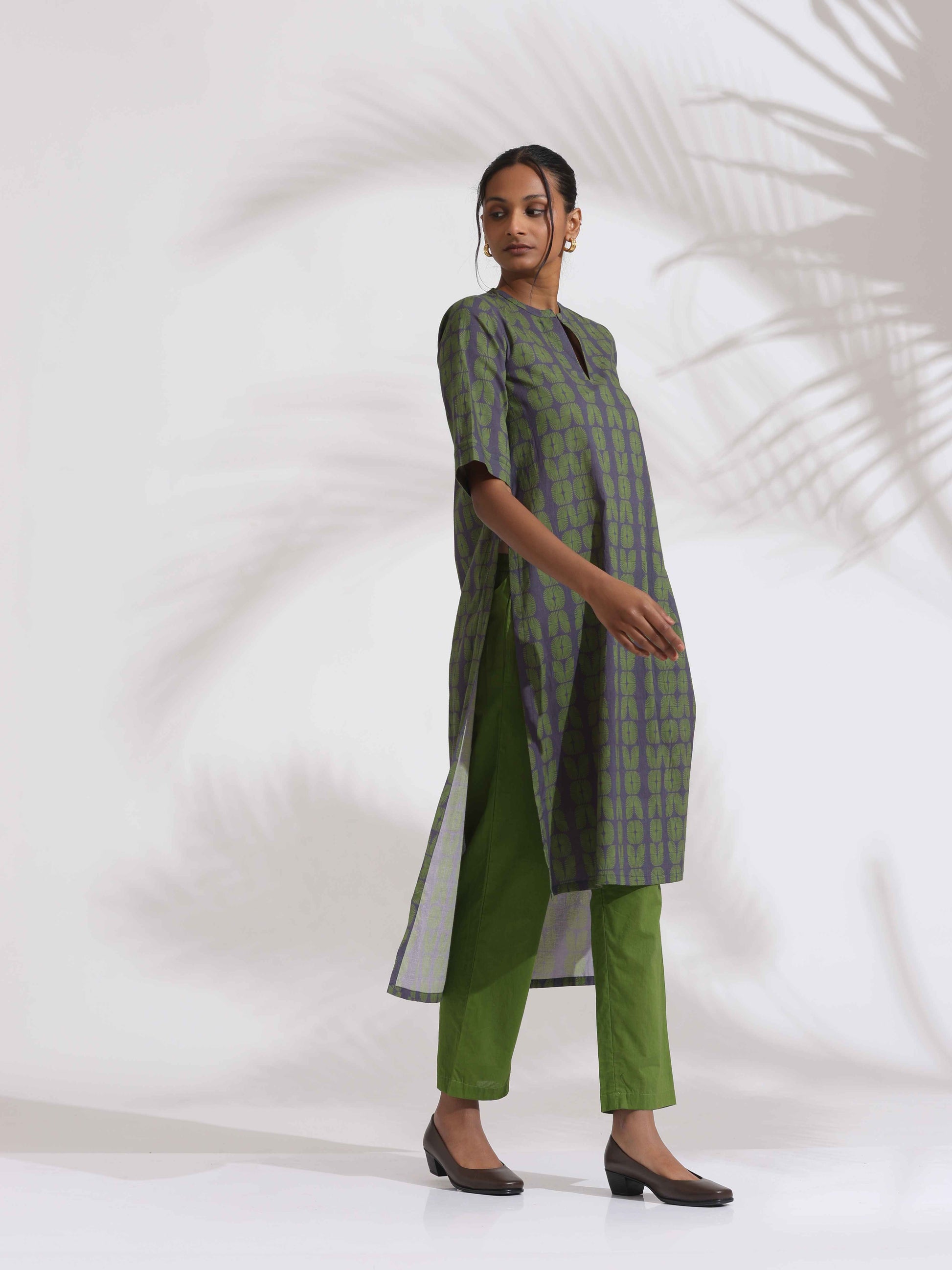 trueBrowns Grey Cotton Print Highlow Kurta Set | Swadesiicart