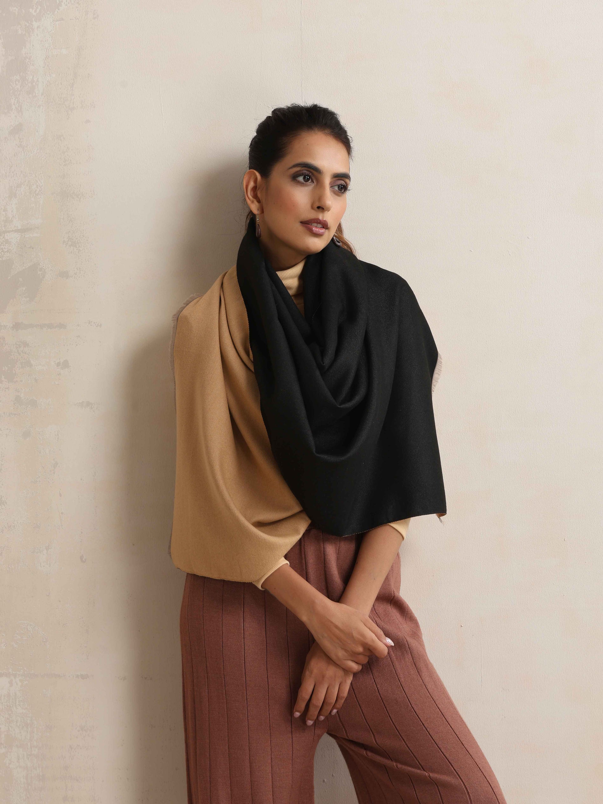 trueBrowns Black Reversible Woollen Stole | Swadesiicart