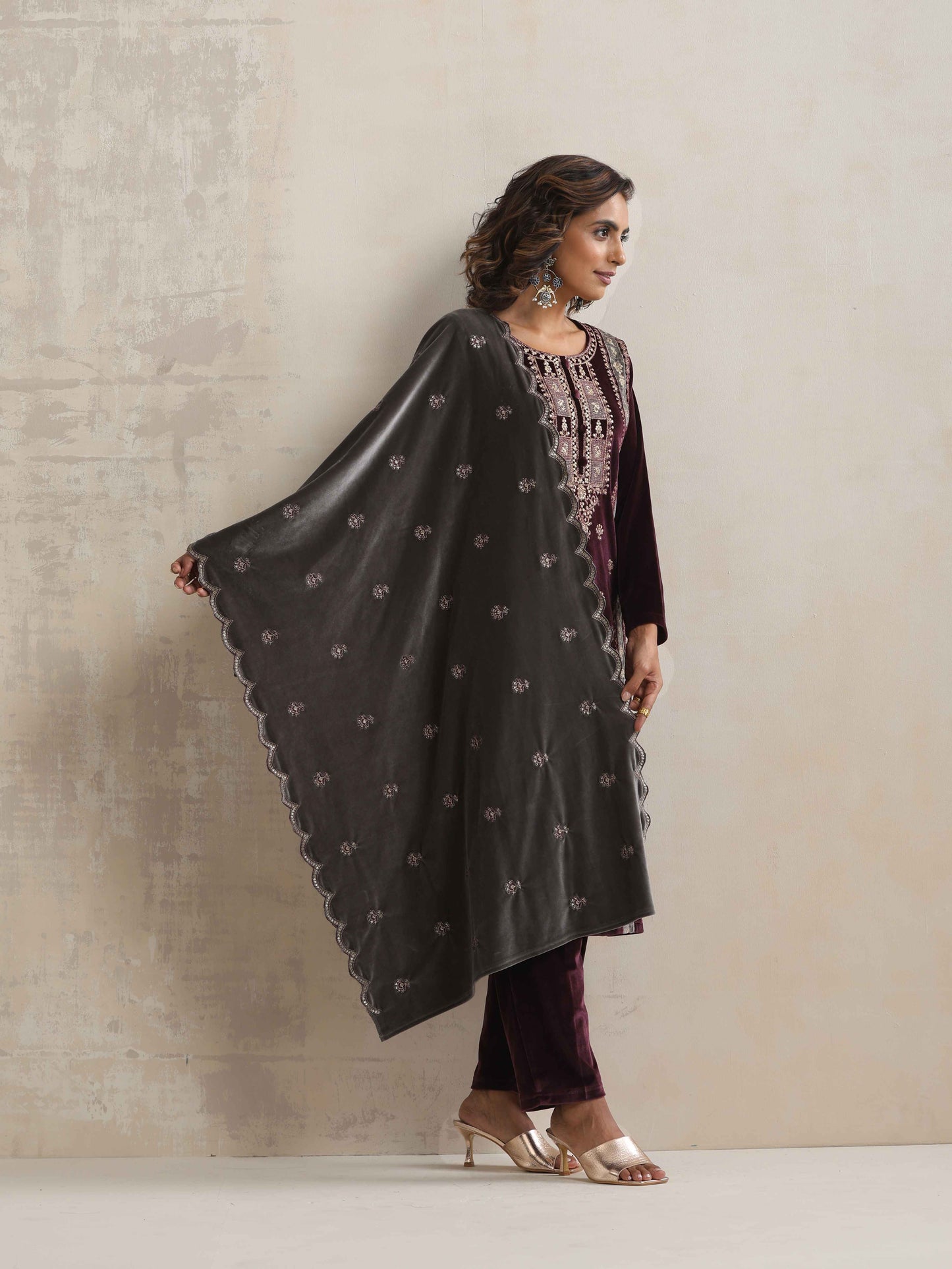 trueBrowns Purple Velvet Embroidered Kurta Pant Dupatta Set | Swadesiicart