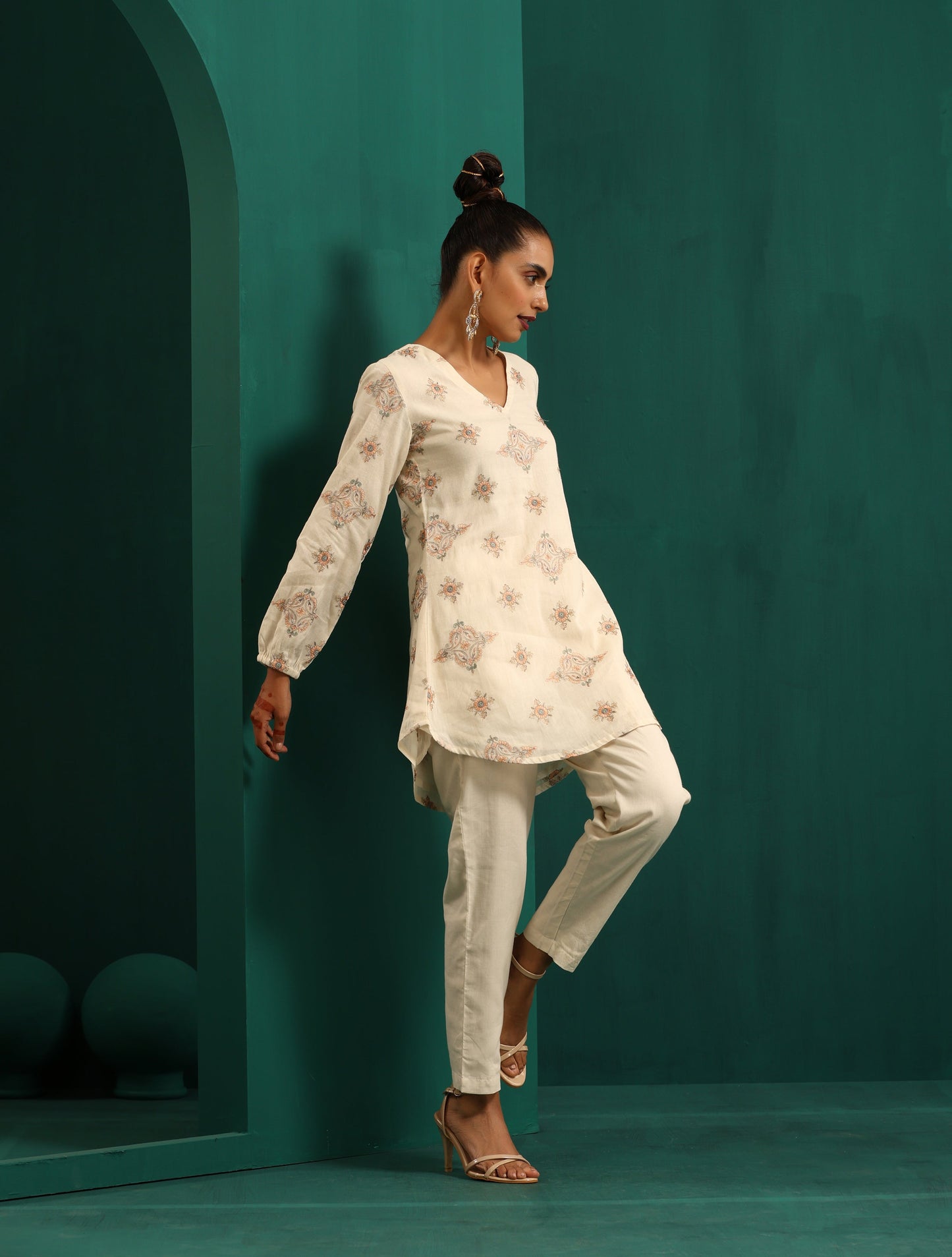 trueBrowns Ivory Peach Cotton V-Neck Co-Ord Set - Swadesiicart