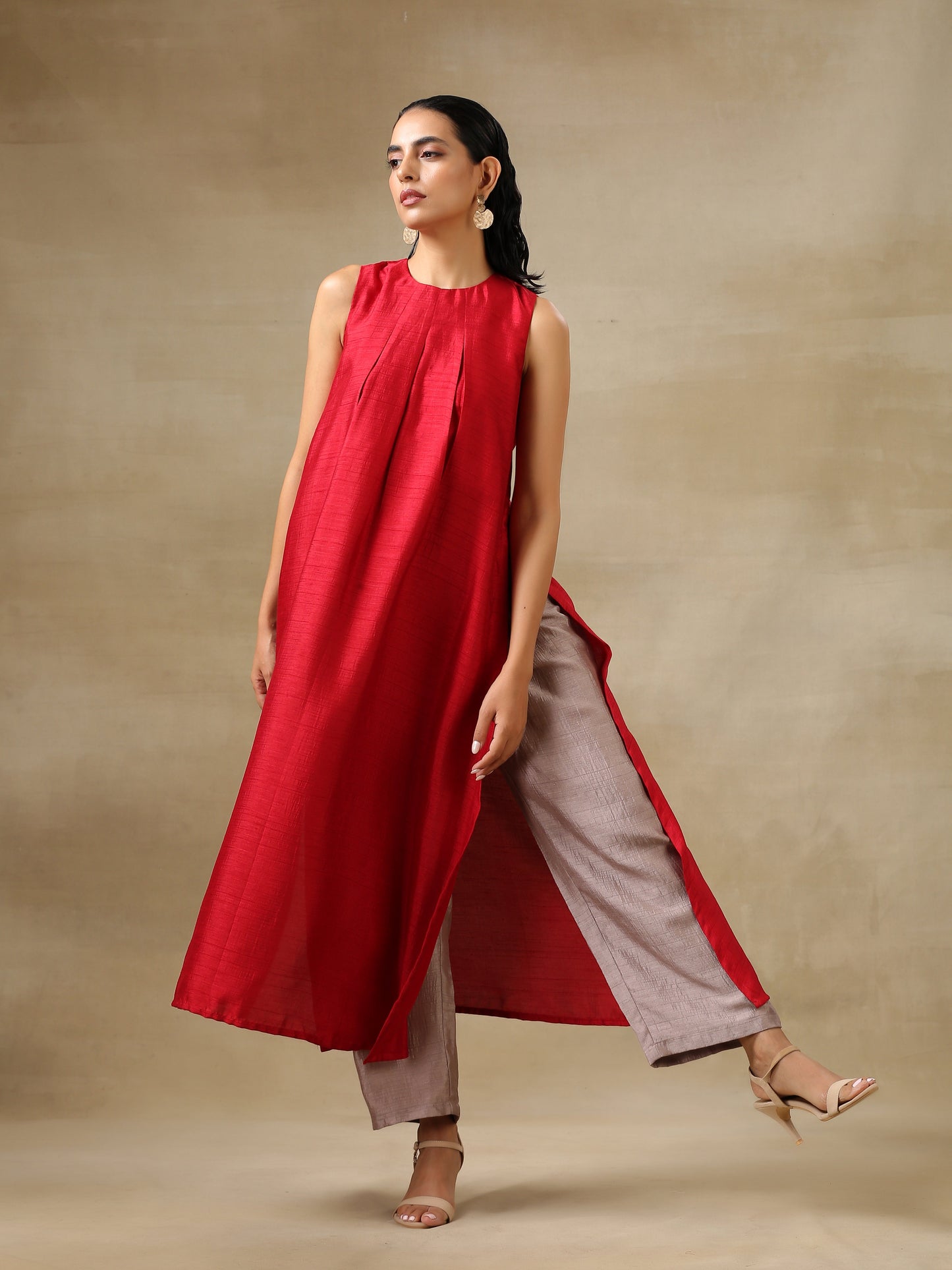 trueBrowns Maroon Textured Silk Sleeveless Kurta Pant Set | Swadesiicart