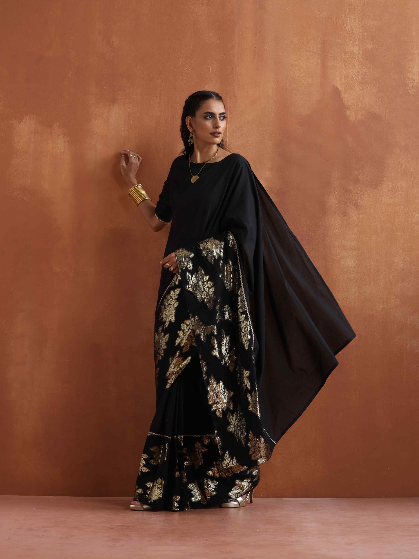 trueBrowns Black Metallic Ready To Wear Saree | Swadesiicart