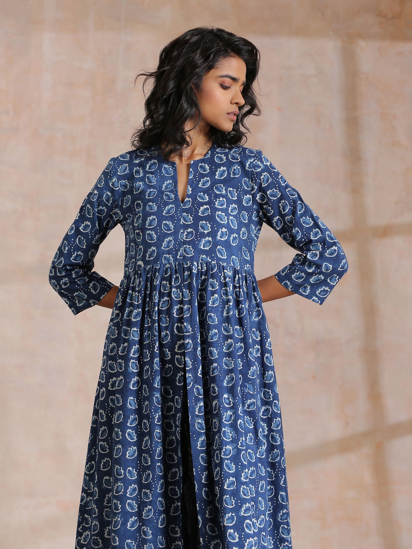 trueBrowns Indigo Dabu Floral Print Cotton Kurta Pant Set | Swadesiicart