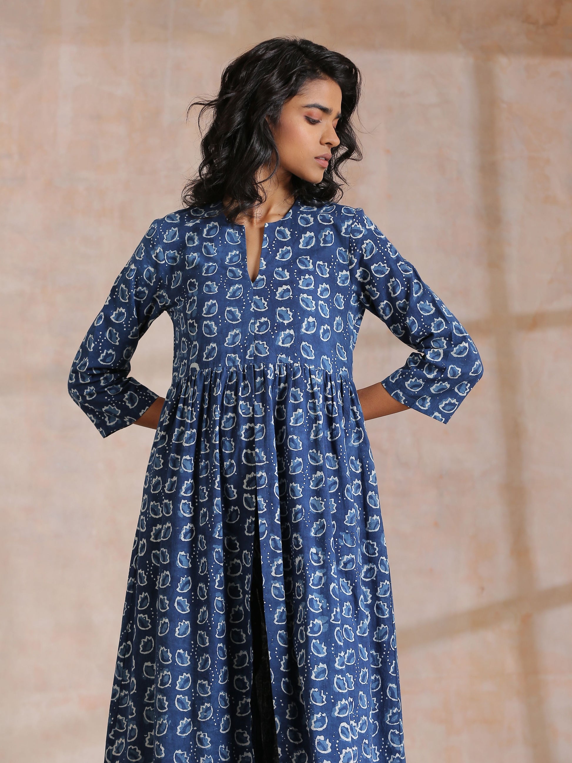 trueBrowns Indigo Dabu Floral Print Cotton Kurta Pant Set | Swadesiicart