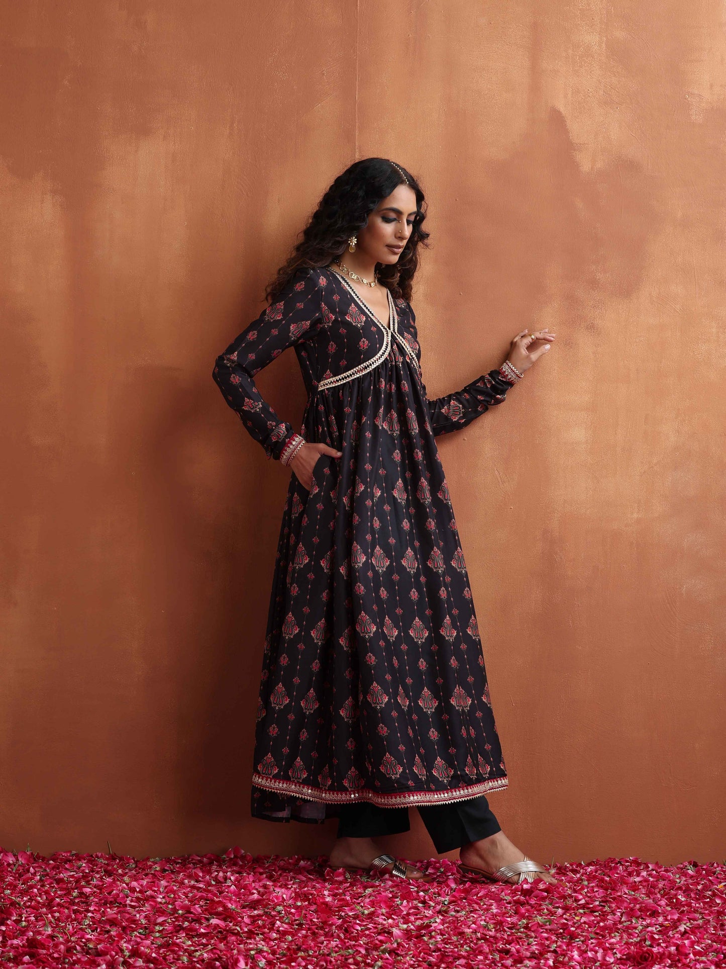trueBrowns Black Print Flared Anarkali Kurta Set | Swadesiicart
