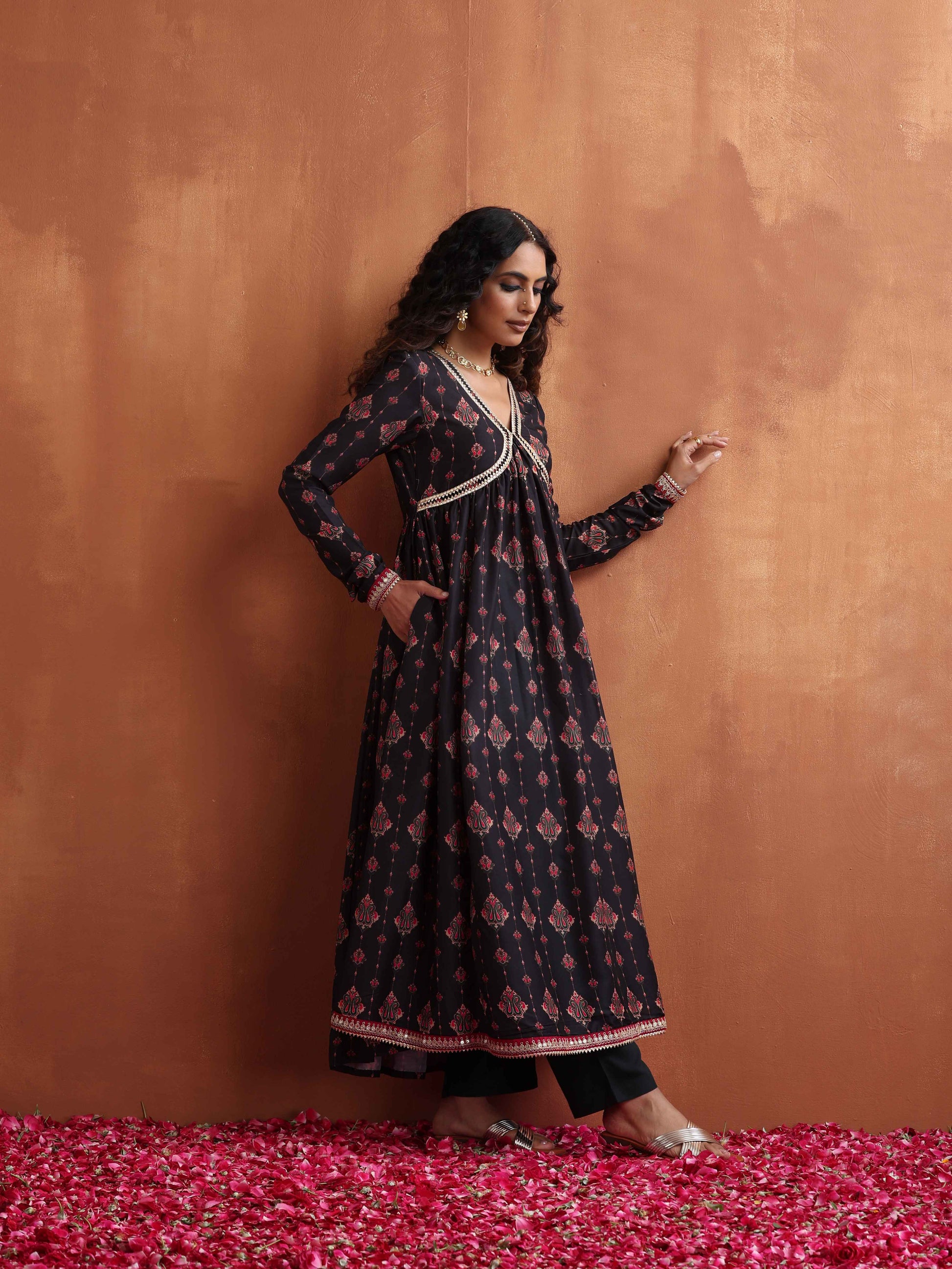 trueBrowns Black Print Flared Anarkali Kurta Set | Swadesiicart