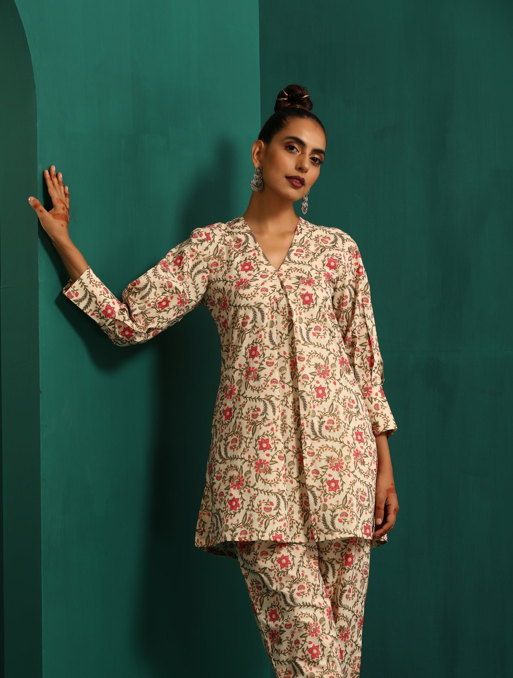 trueBrowns Pink Floral Cotton Printed Neck Pleat Co-ord Set - Swadesiicart