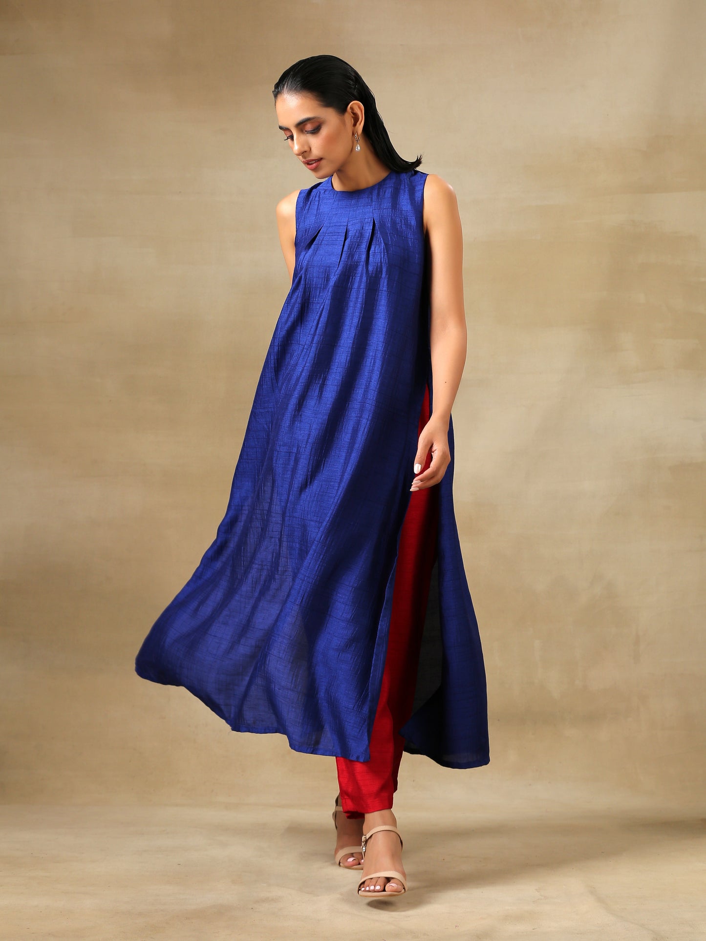 trueBrowns Blue Textured Silk Sleeveless Kurta Pant Set | Swadesiicart