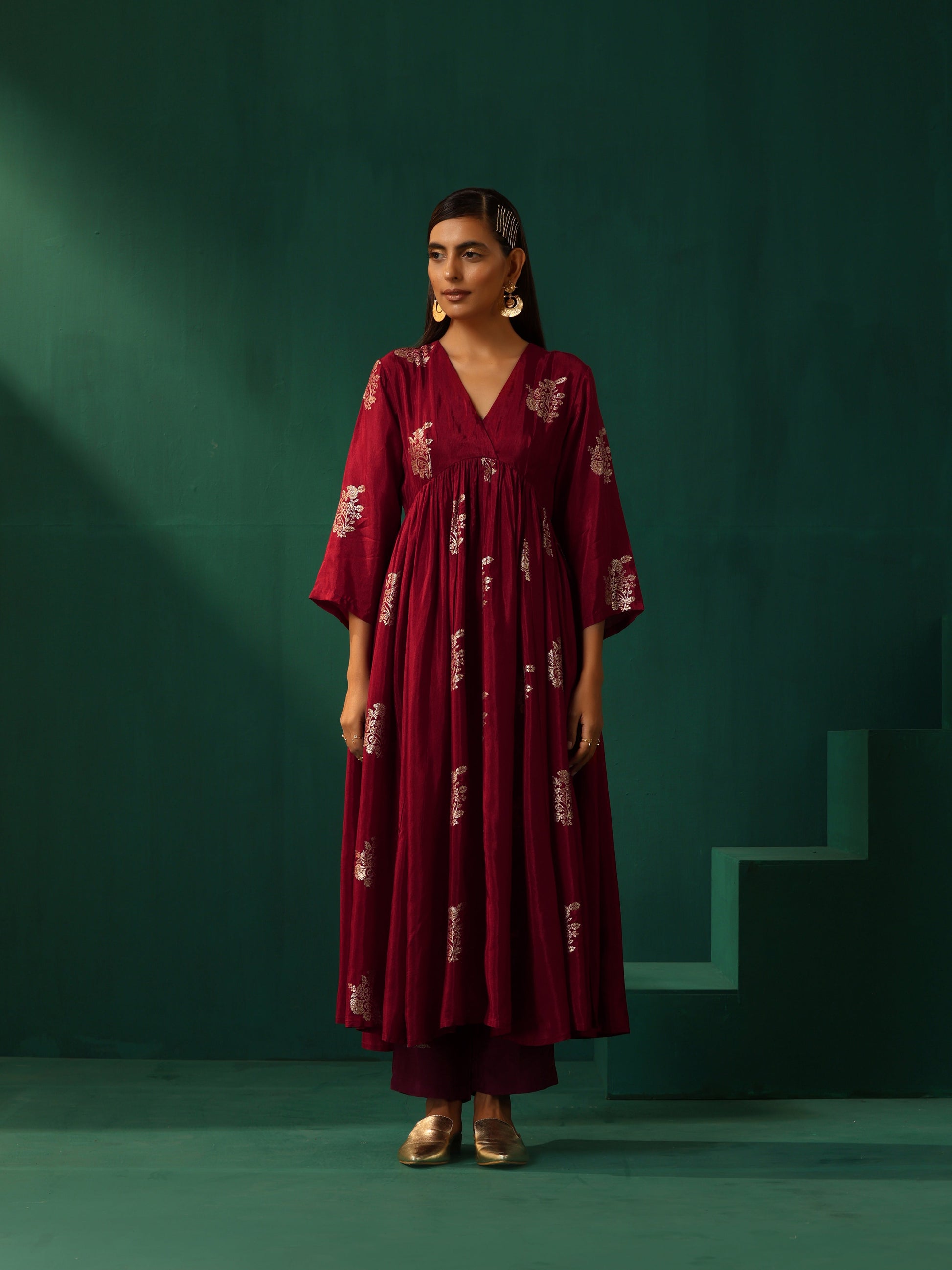 trueBrowns Maroon Floral Viscose Silk V-Neck Waist Gathered Kurta Pant Set | Swadesiicart