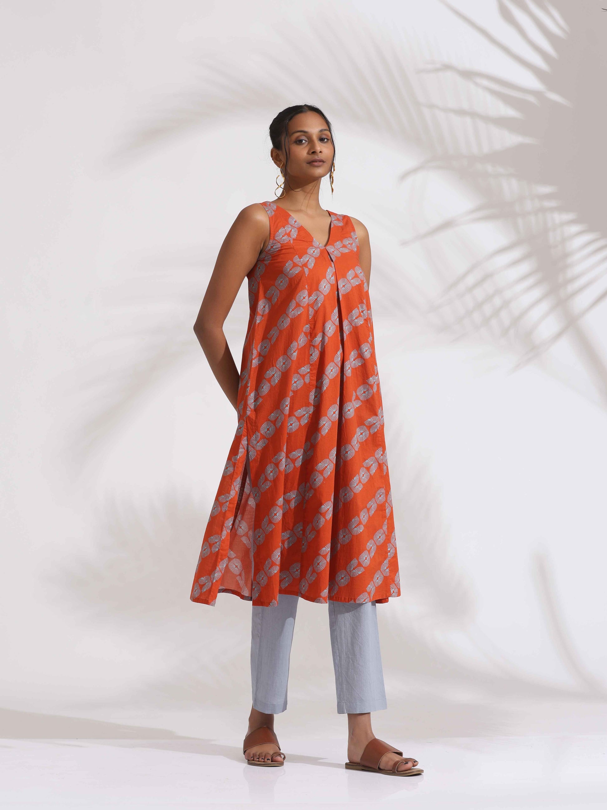 trueBrowns Orange Cotton Print Sleeveless Kurta Set | Swadesiicart