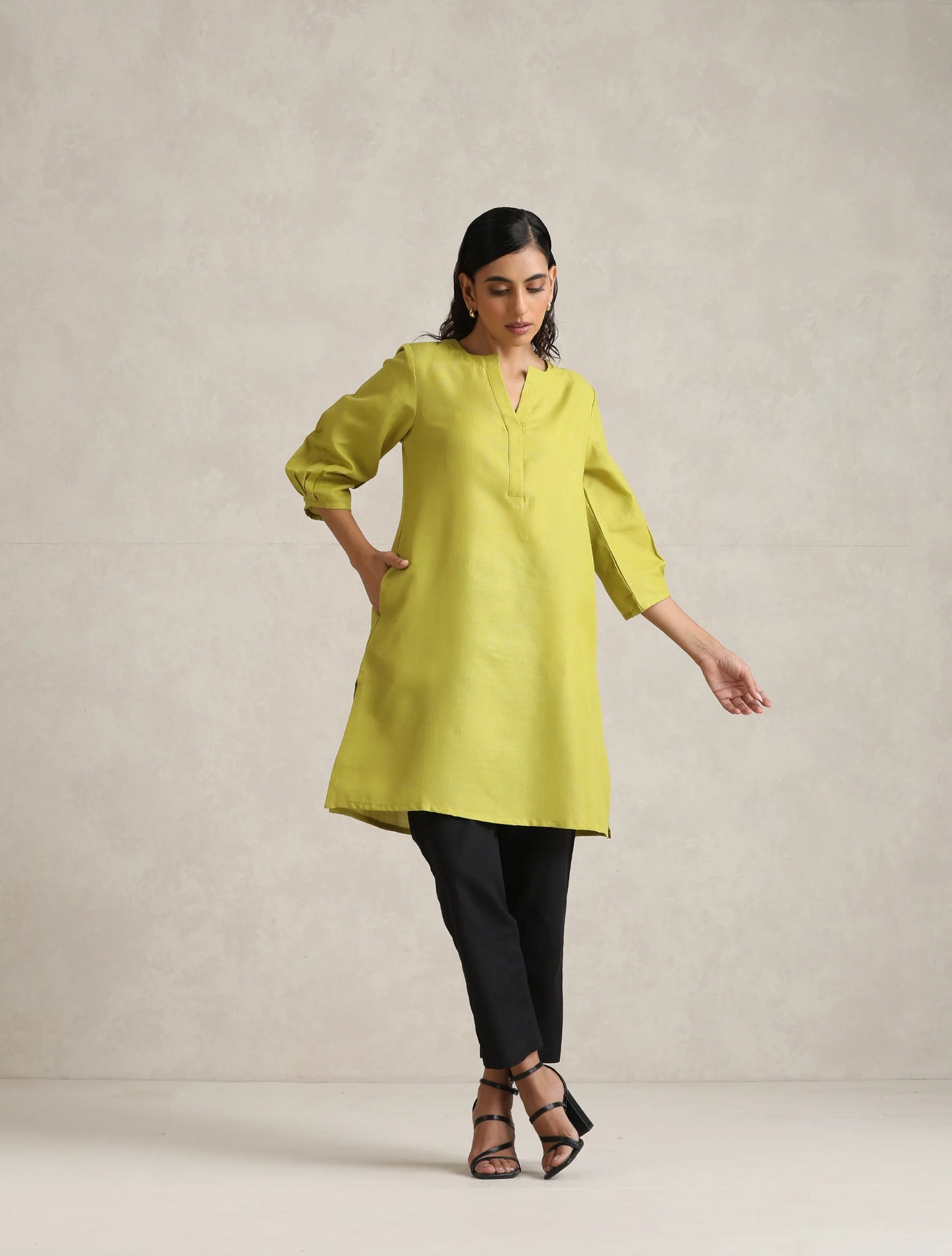 trueBrowns Green Cotton Blend Short Kurta | Swadesiicart
