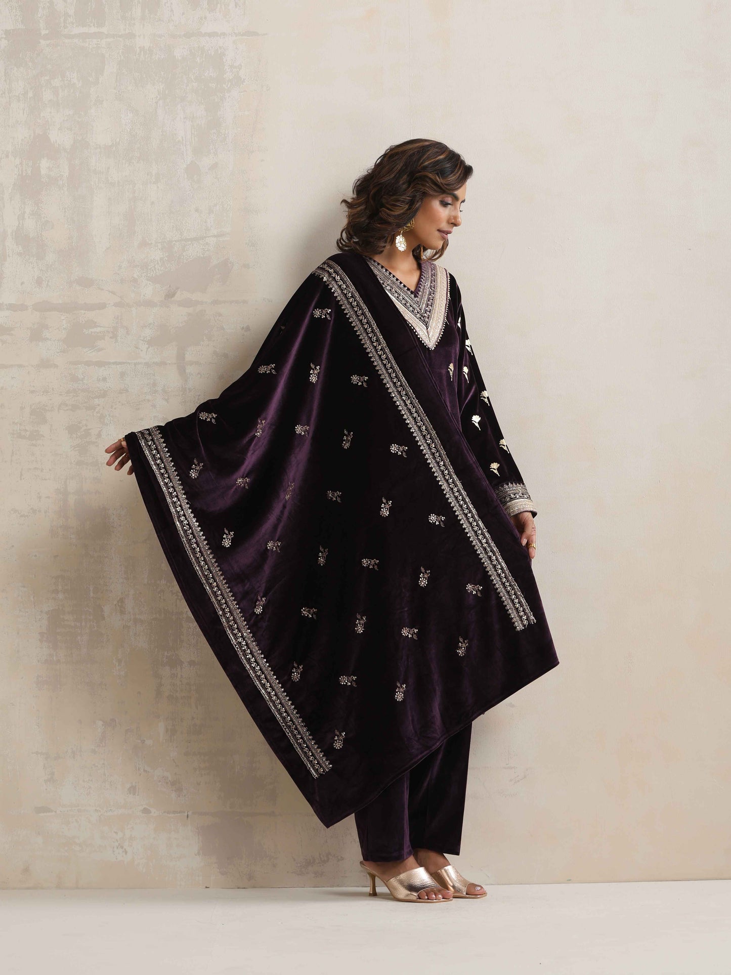 trueBrowns Wine Velvet Floral Embroidered Kurta Pant Dupatta Set | Swadesiicart