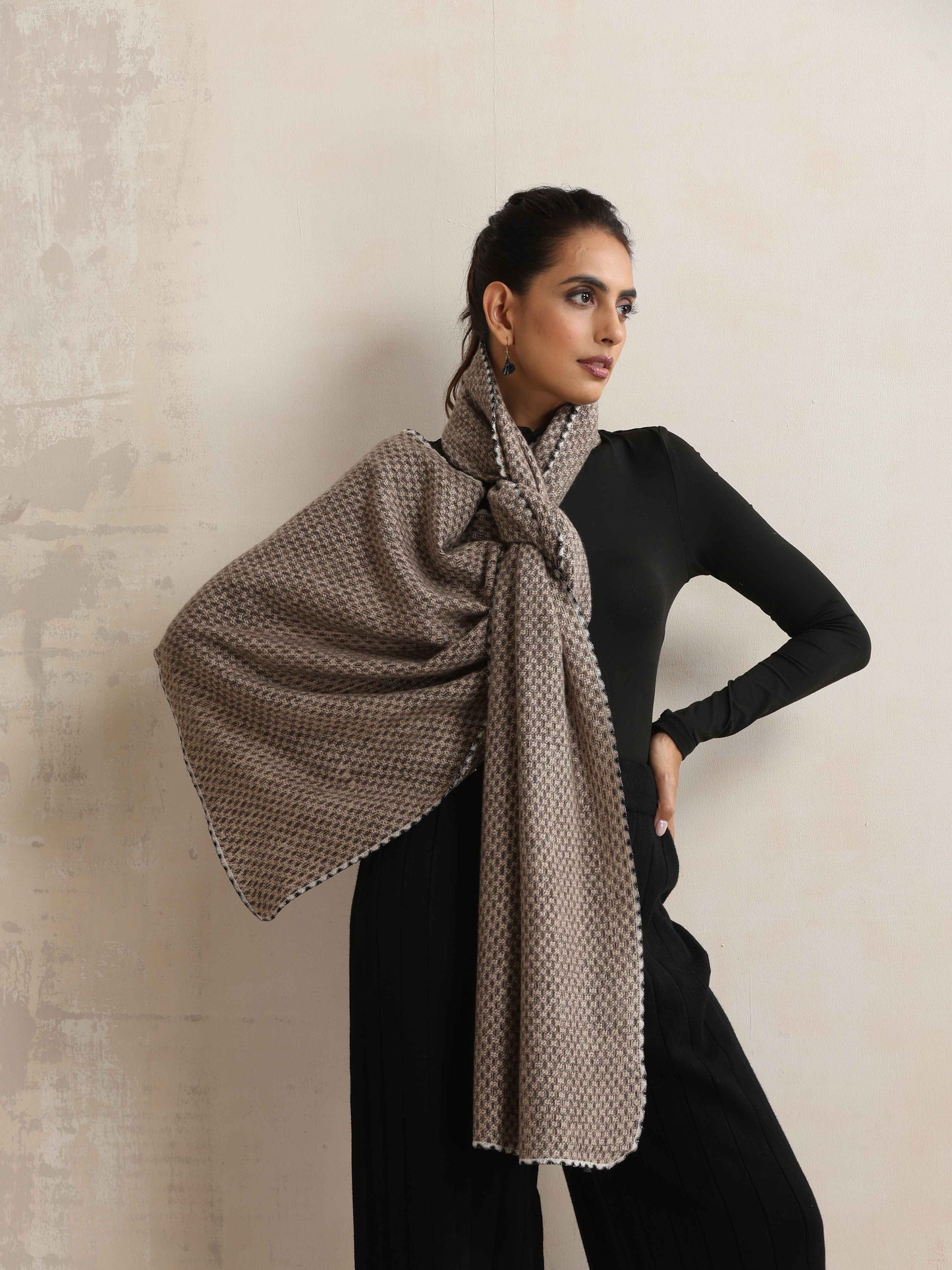 trueBrowns Grey Check Woollen Stole | Swadesiicart