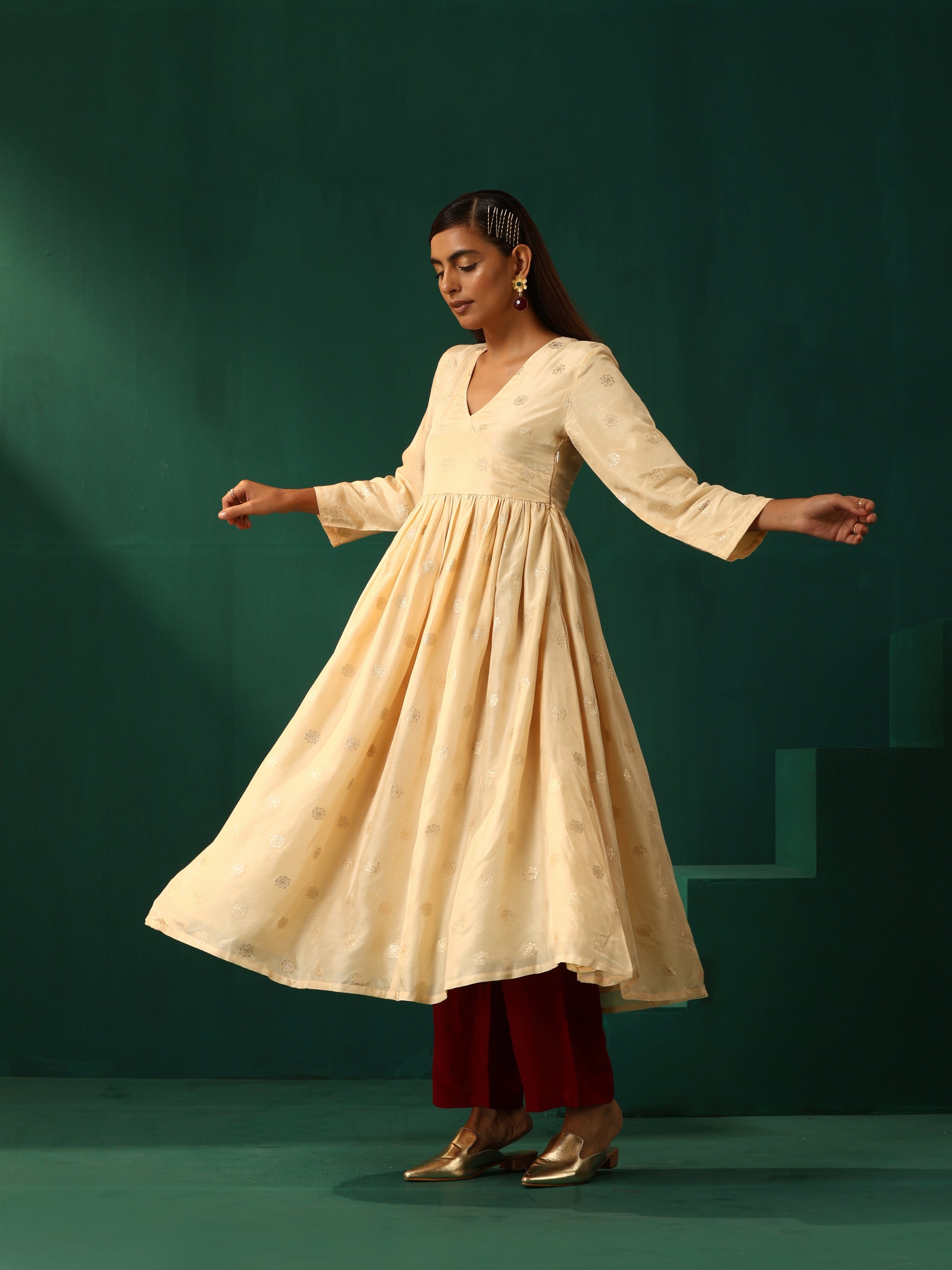 trueBrowns Ivory Geometric Floral Viscose Silk Anarkali Kurta Pant Set | Swadesiicart
