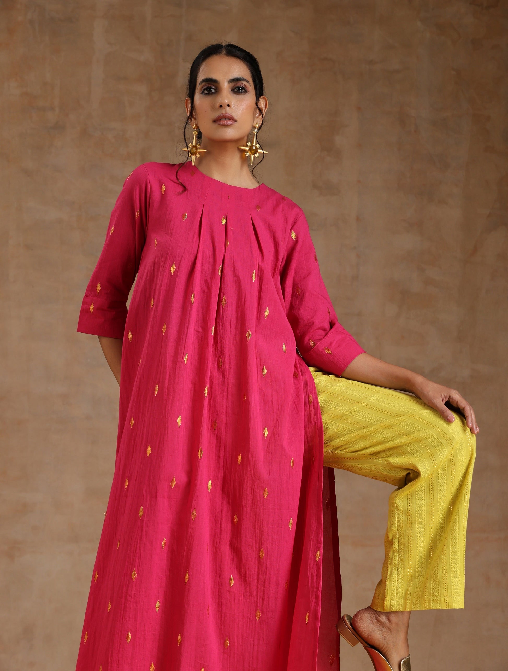 trueBrowns Pink Gold Cotton Neck Pleat Kurta Set | Swadesiicart