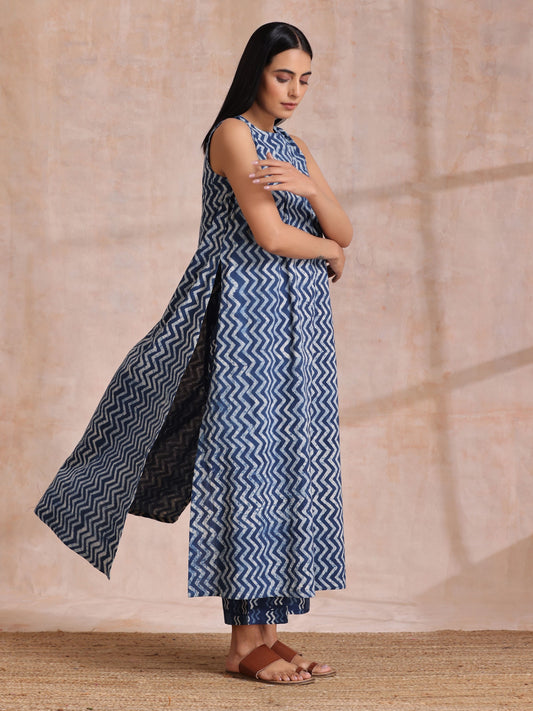 trueBrowns Indigo Dabu Zig-Zag Lines Print Cotton Sleeveless Kurta Pant Set | Swadesiicart