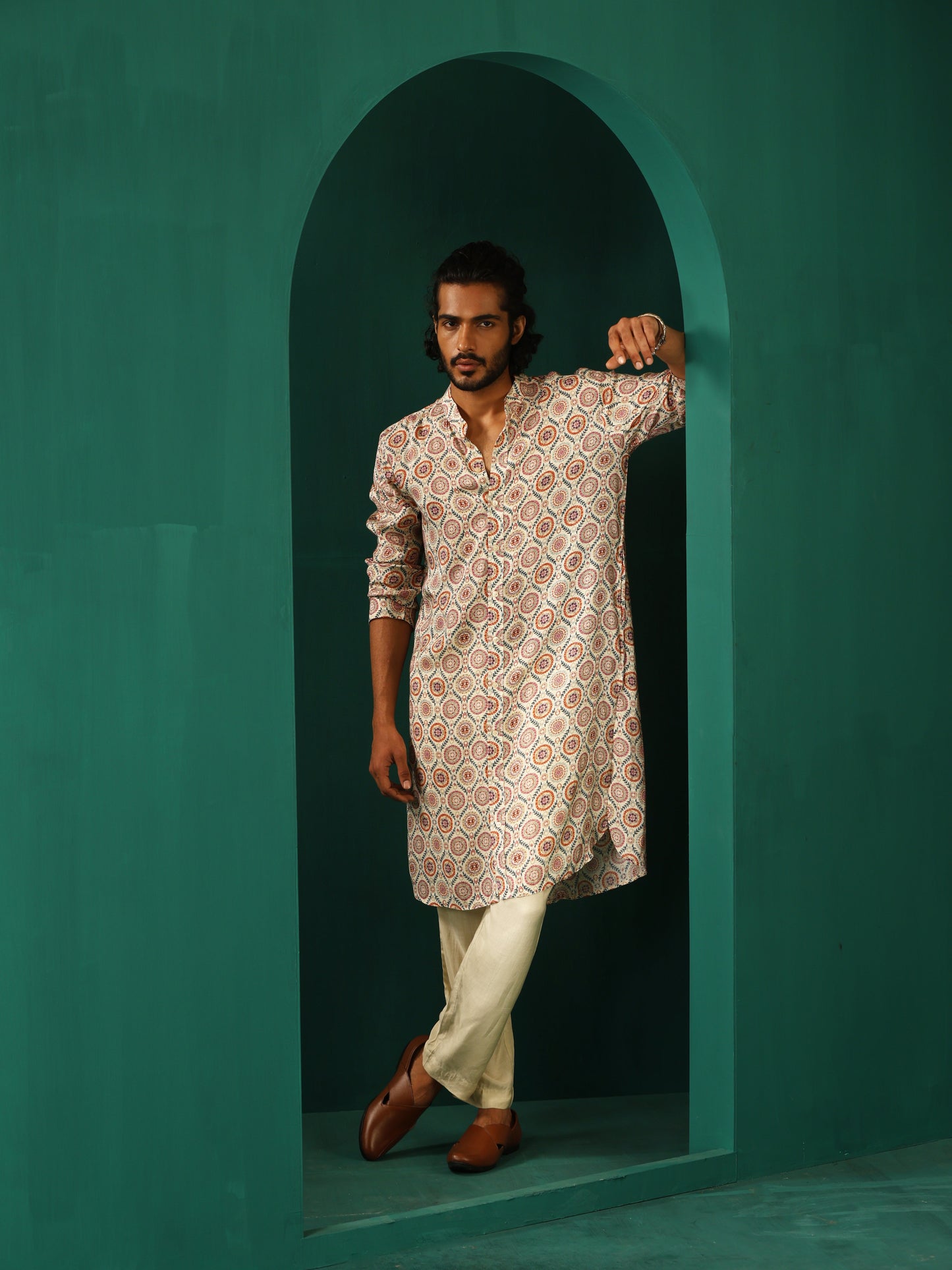 trueBrowns Men's Off White Circle Floral Muslin Silk Printed Long Kurta | Swadesiicart