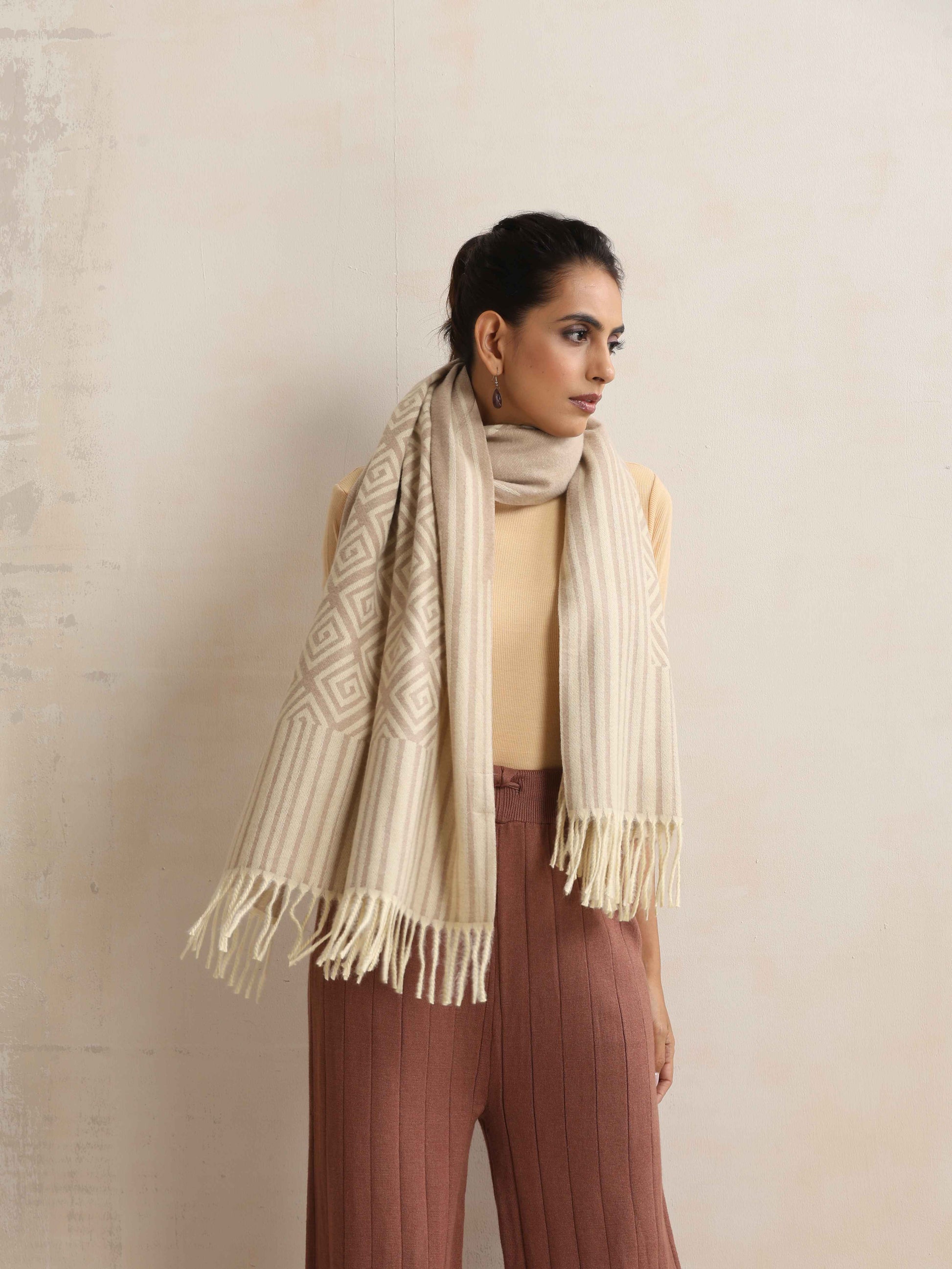 trueBrowns Beige Geometric Woollen Stole | Swadesiicart