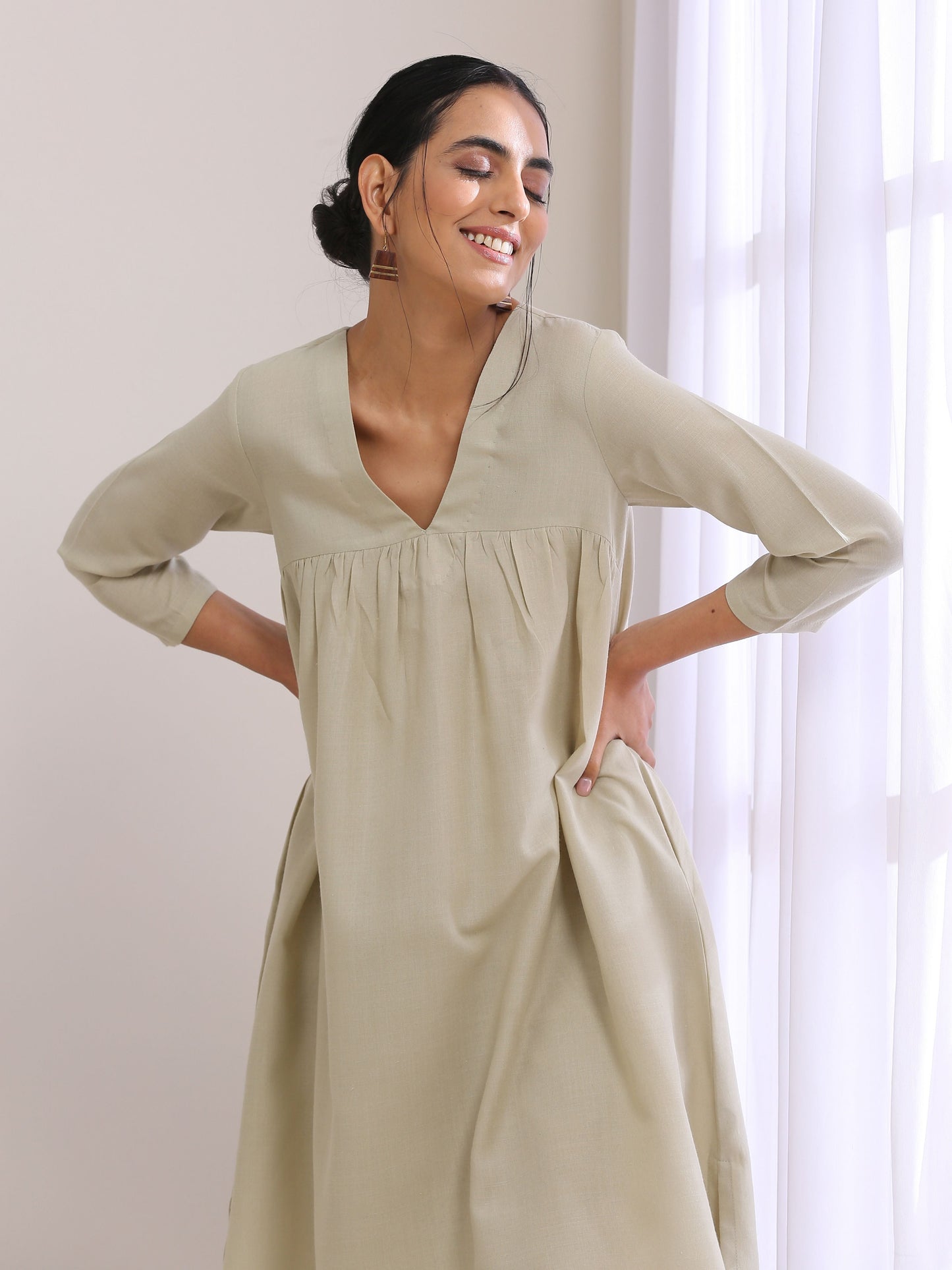 trueBrowns Light Grey Slub Gathered Kurta Pant Set | Swadesiicart