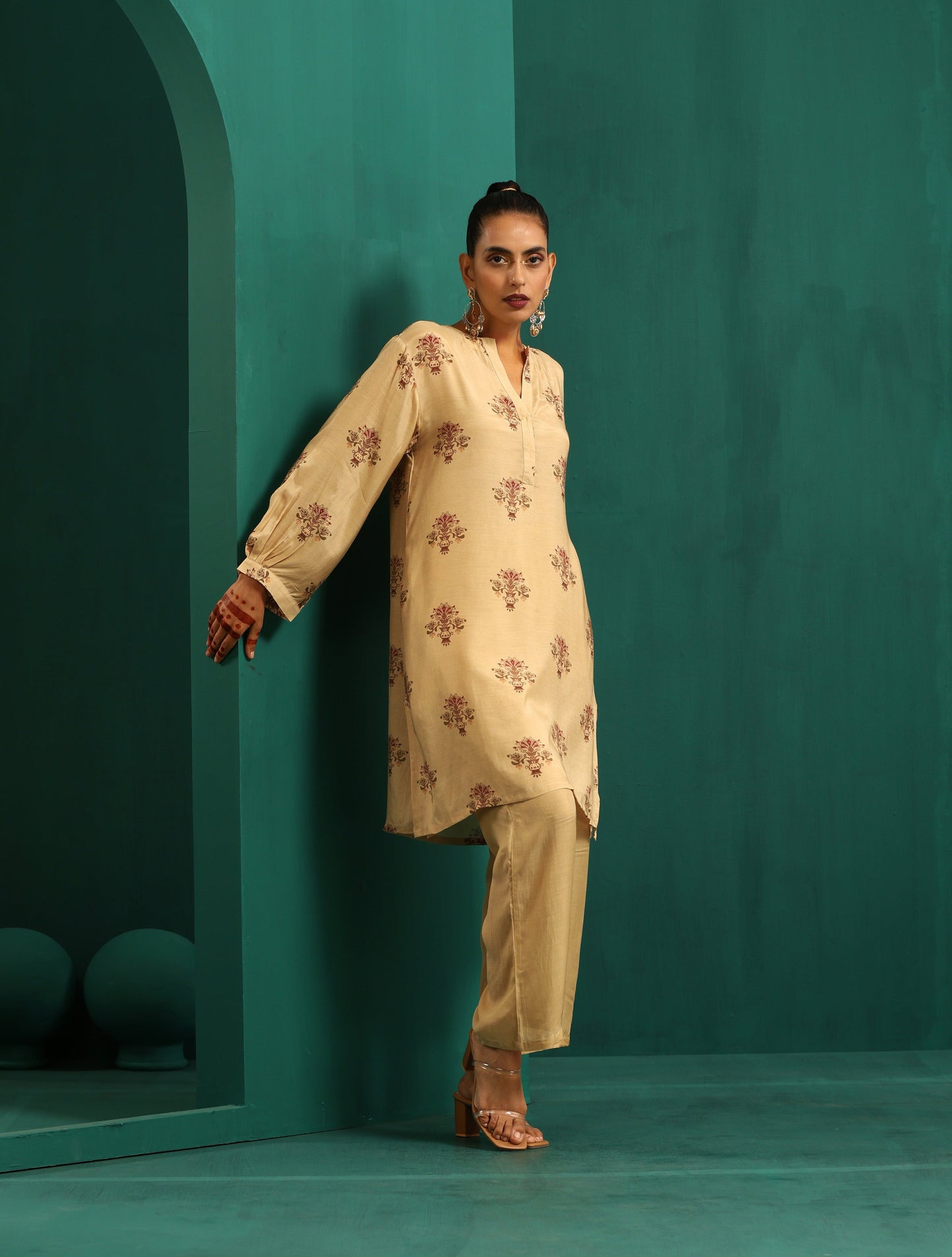 trueBrowns Beige Floral Bunch Muslin Silk Printed Relaxed Co-ord Set - Swadesiicart