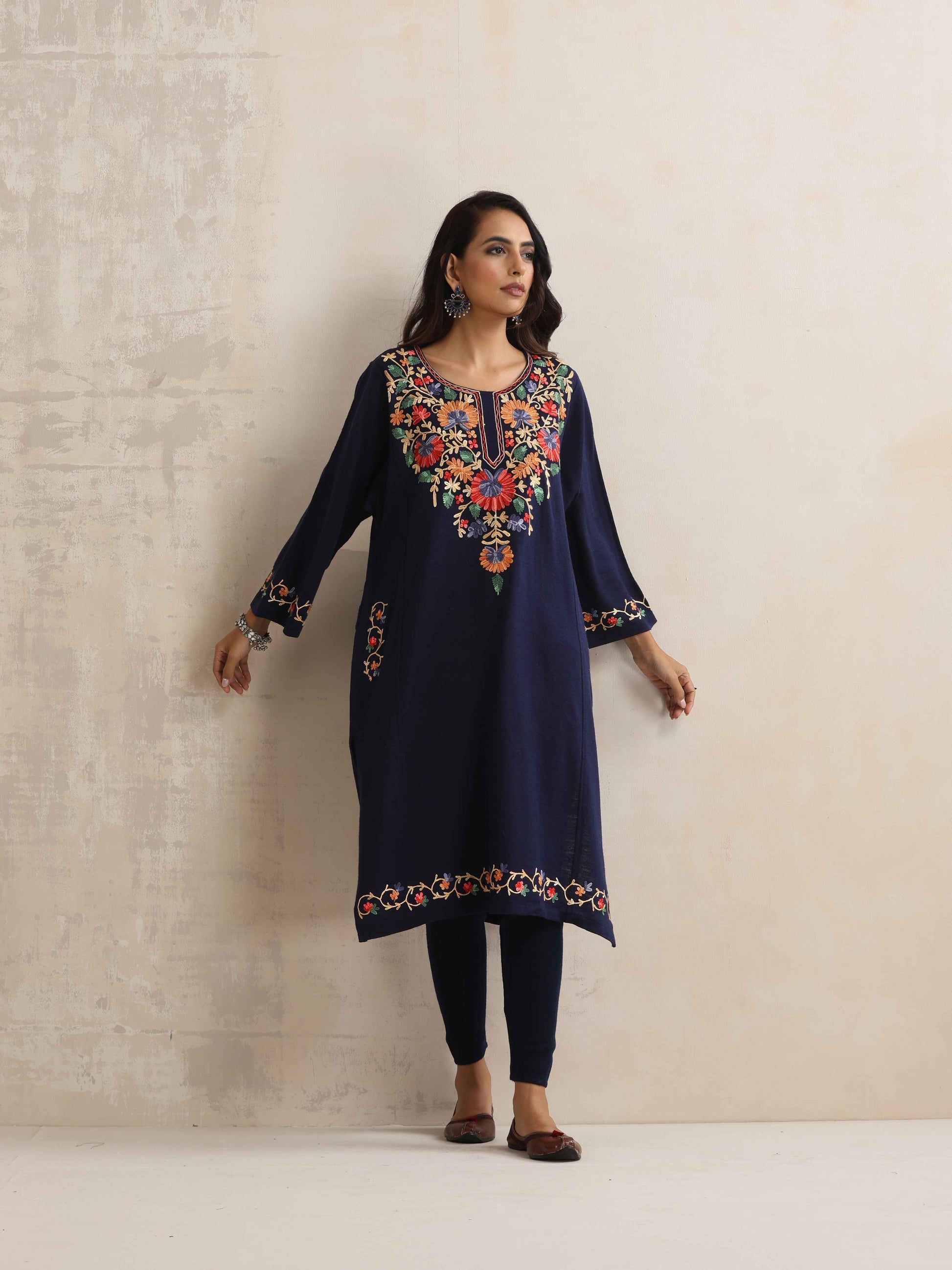 trueBrowns Blue Kashmiri Floral Embroidered Woollen Phiran Kurta | Swadesiicart