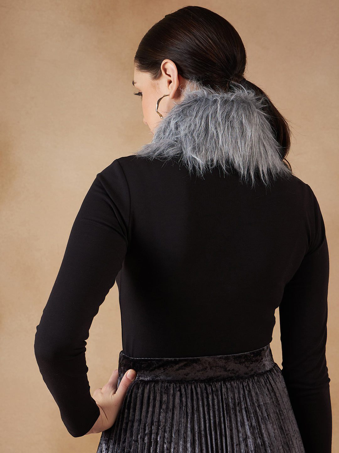 InWeave Women's Light Grey Fur Neckpiece - Swadesiicart