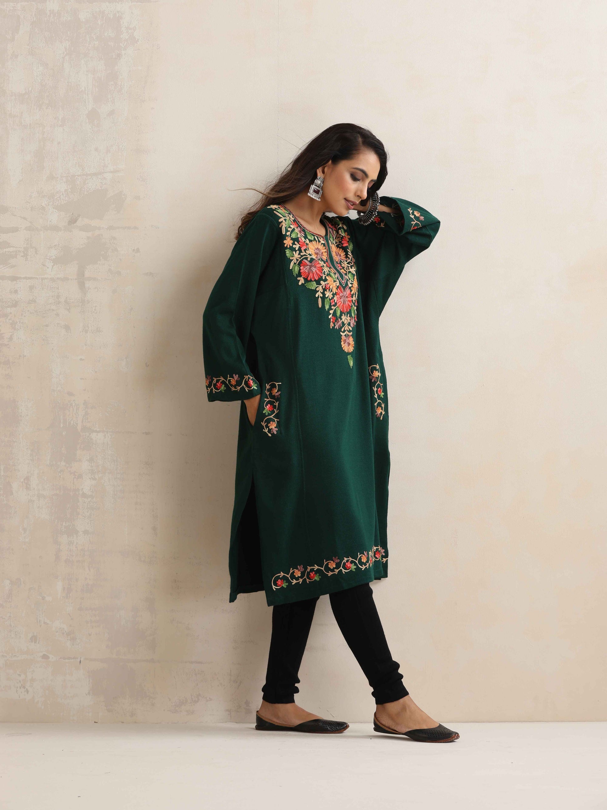 trueBrowns Green Kashmiri Embroidered Woollen Phiran Kurta | Swadesiicart